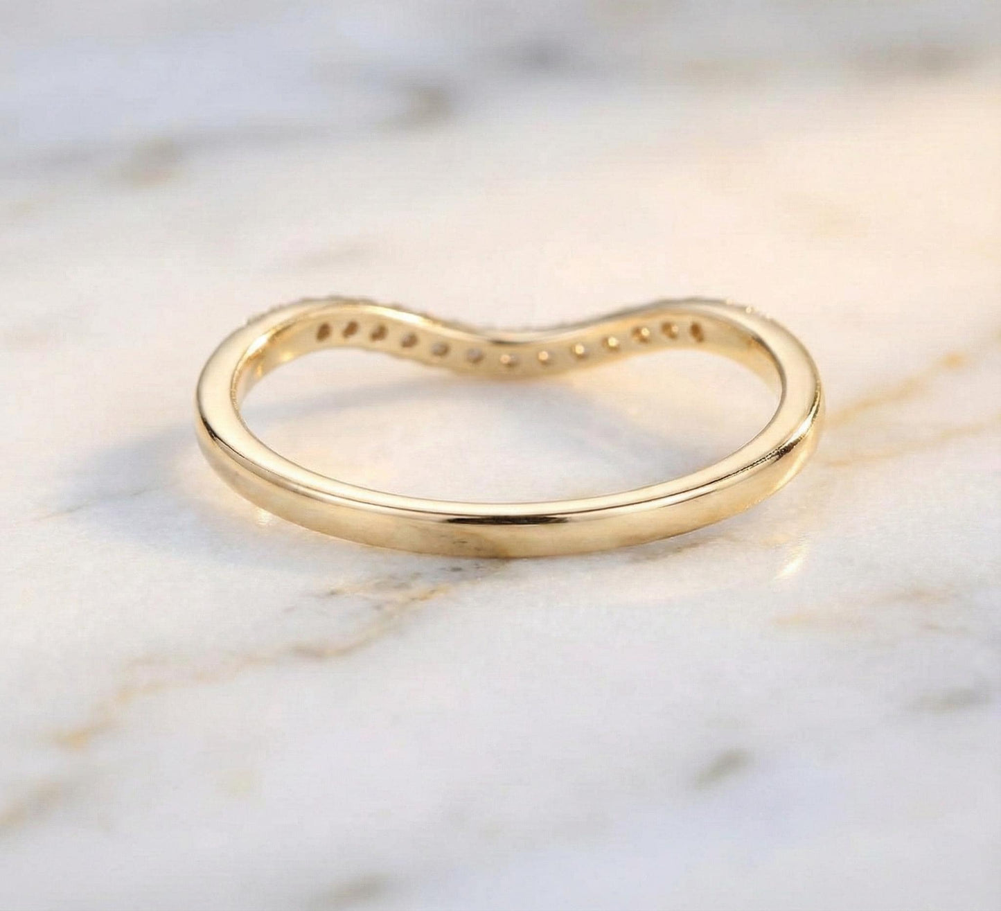 Bague incurvée en diamant de laboratoire, alliance durable pour femmes, bague en diamant de laboratoire, cadeau d'anniversaire pour épouse Round cut Moissanite taille brillant engagement ring in Gold or Platinum — custom handcrafted by Forever For Love