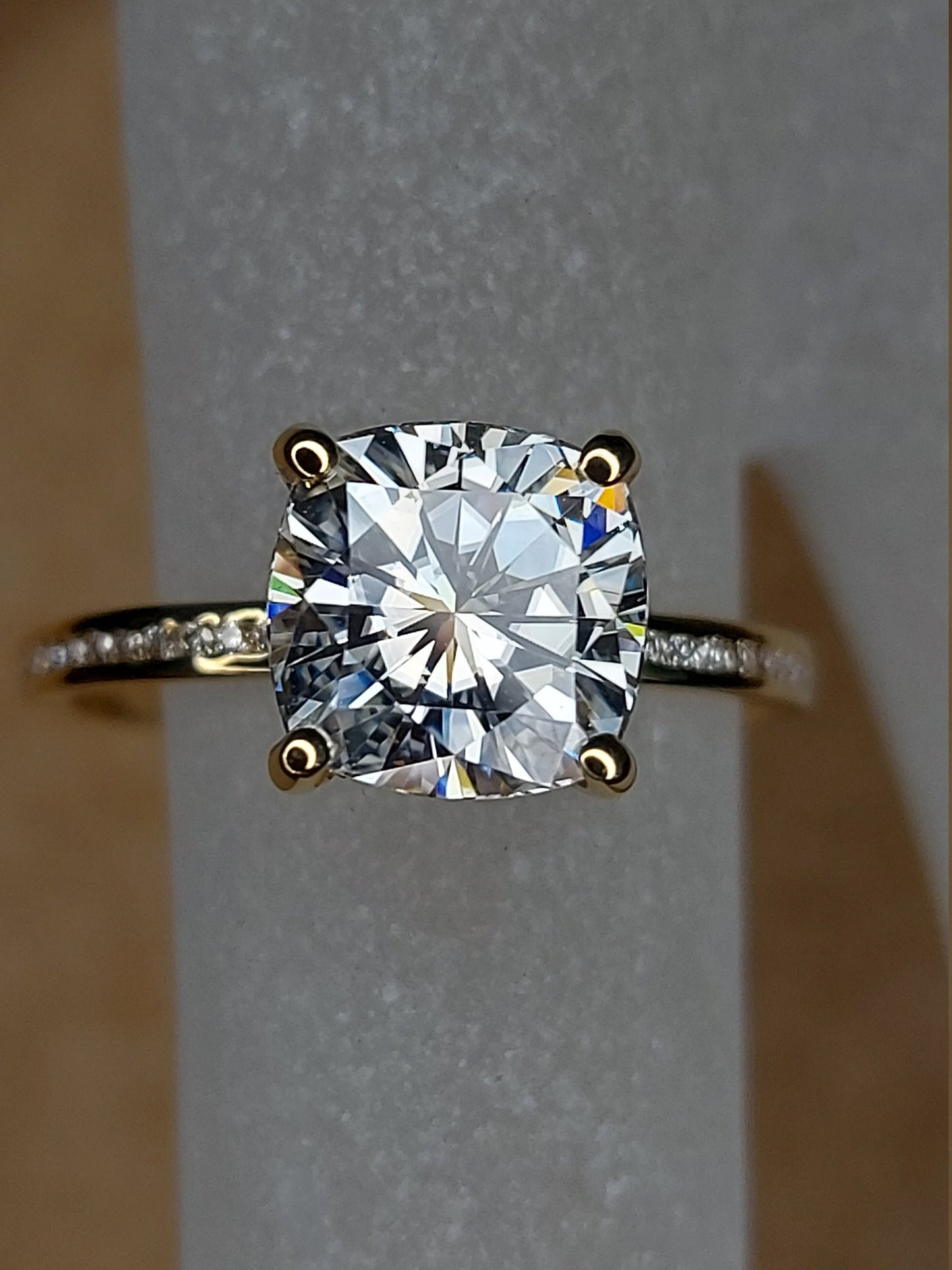 Bague de fiançailles coussin en moissanite 1,7 carat avec halo caché Cushion cut 1Ct Moissanite taille brillant engagement ring in Gold or Platinum — custom handcrafted by Forever For Love