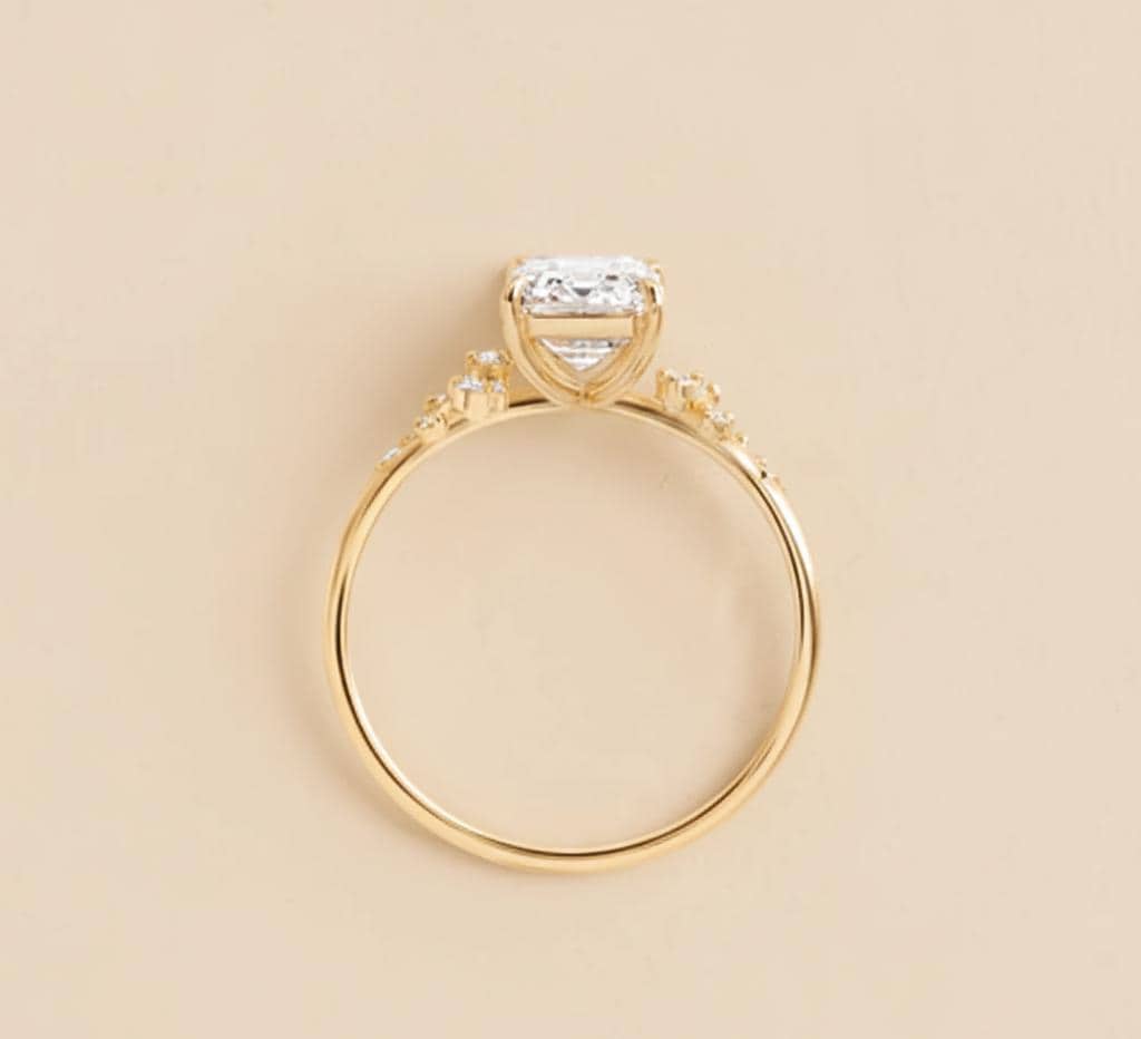 Bague de fiançailles en diamant de laboratoire émeraude certifiée IGI 2 carats Emerald cut Moissanite engagement ring in Gold or Platinum — custom handcrafted by Forever For Love