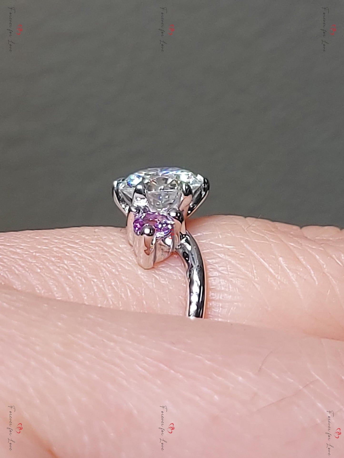 1 Karat IGI zertifizierter Art Déco Labor-Diamantring Round cut Moissanite engagement ring in 935 Argentium Silber — custom handcrafted by Forever For Love