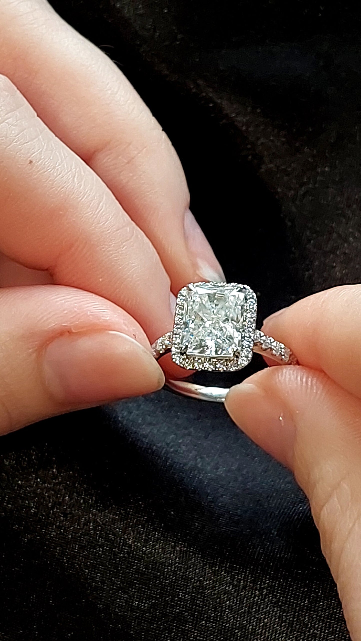 Bague de Fiançailles en Diamant de Laboratoire Radiant Certifié IGI de 2,01 Ct Radiant cut 1Ct Moissanite Taille Brillant engagement ring in Gold or Platinum — custom handcrafted by Forever For Love