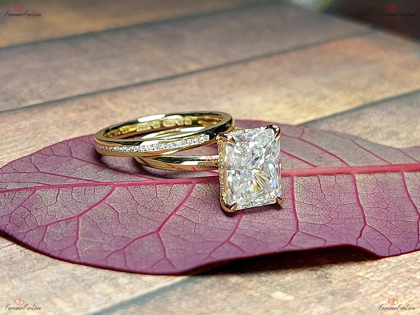 Strahlender Moissanit Ewigkeitstrauring Radiant cut Moissanite engagement ring in 935er Argentium Silber — custom handcrafted by Forever For Love