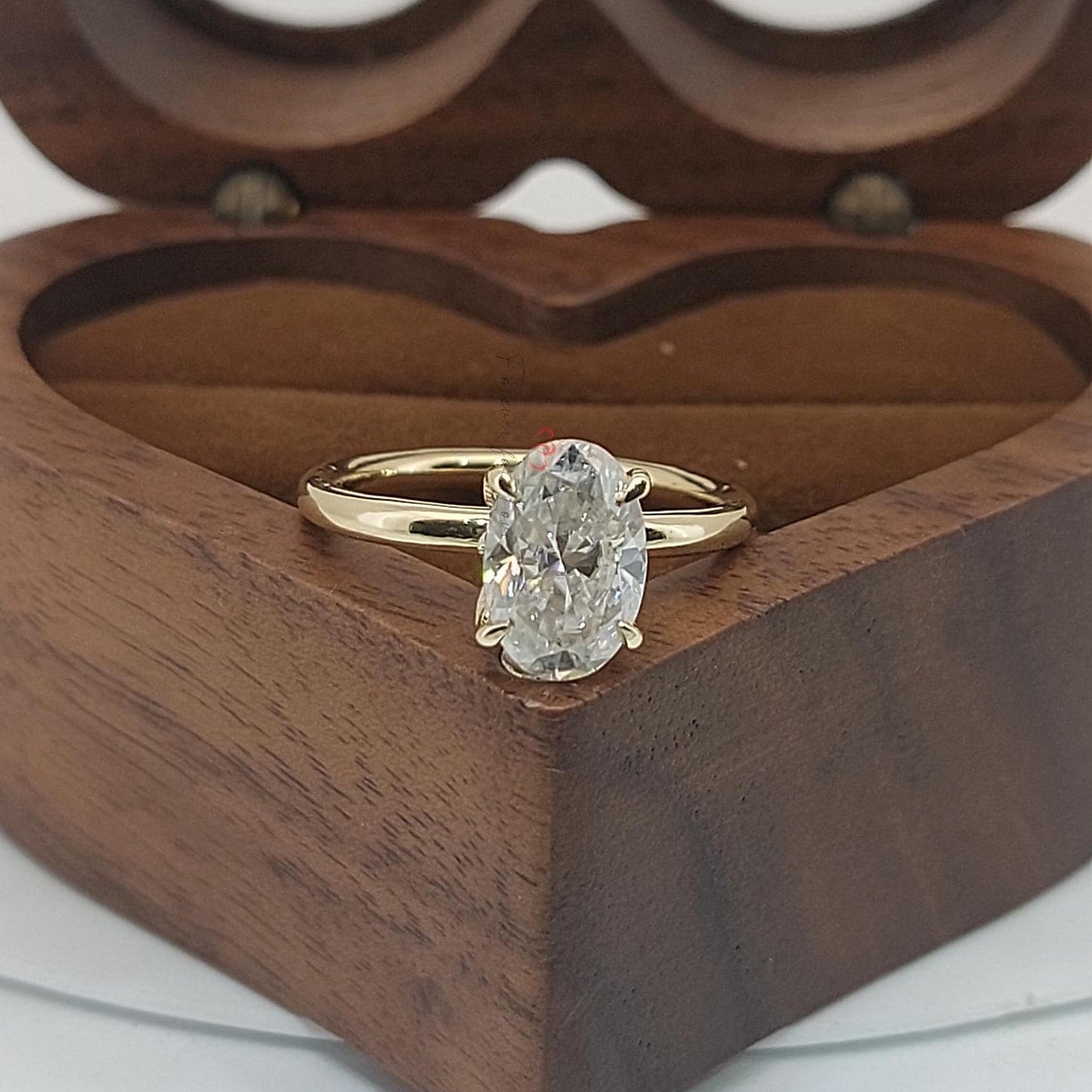 Ovaler Diamant, Moissanit Verlobungsring Oval cut Moissanite engagement ring in Gold or Platinum — custom handcrafted by Forever For Love