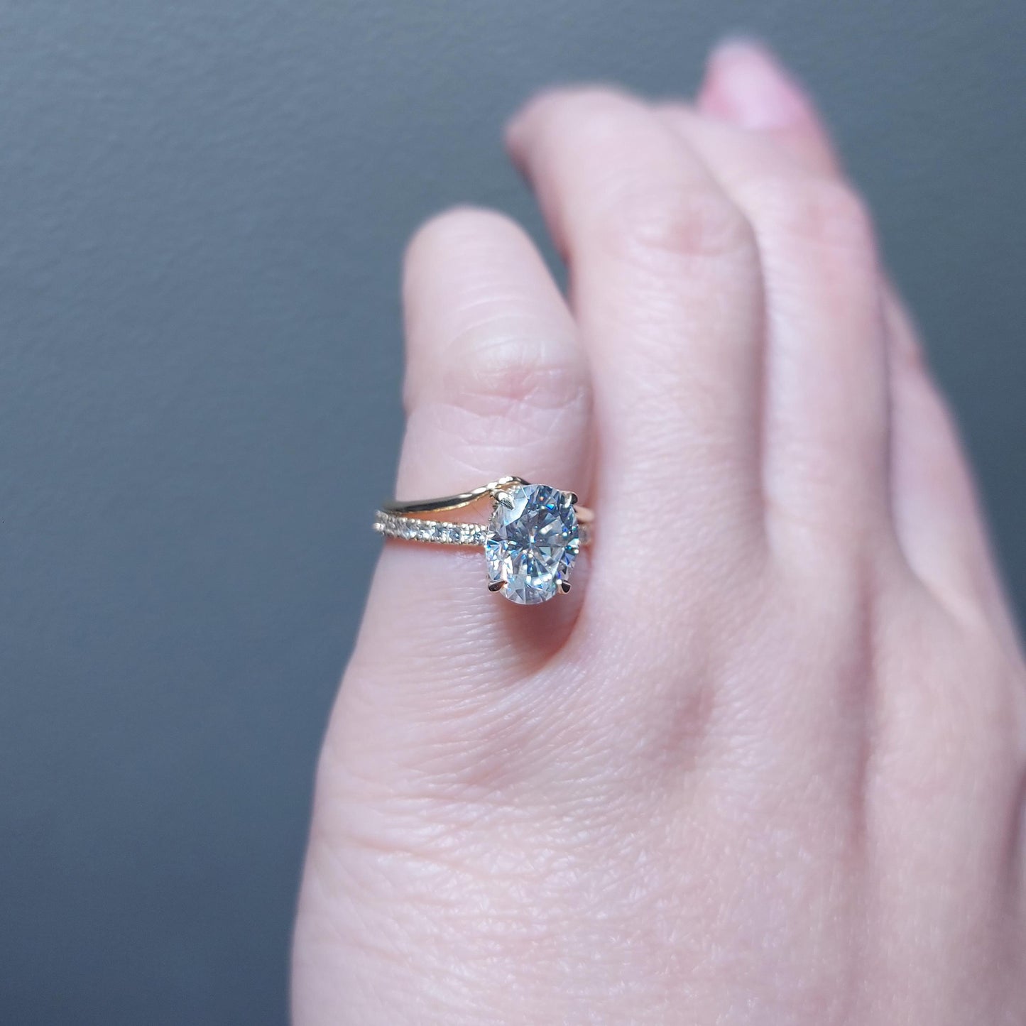 3ct Ehering-Set mit ovalem Schliff in Gelbgold, ovales Brautset mit Brillantschliff, oval geschnittenes Moissanit-Brautset, Moissanit-Brautset. Oval cut Moissanite engagement ring in 935 Argentium Silber — custom handcrafted by Forever For Love