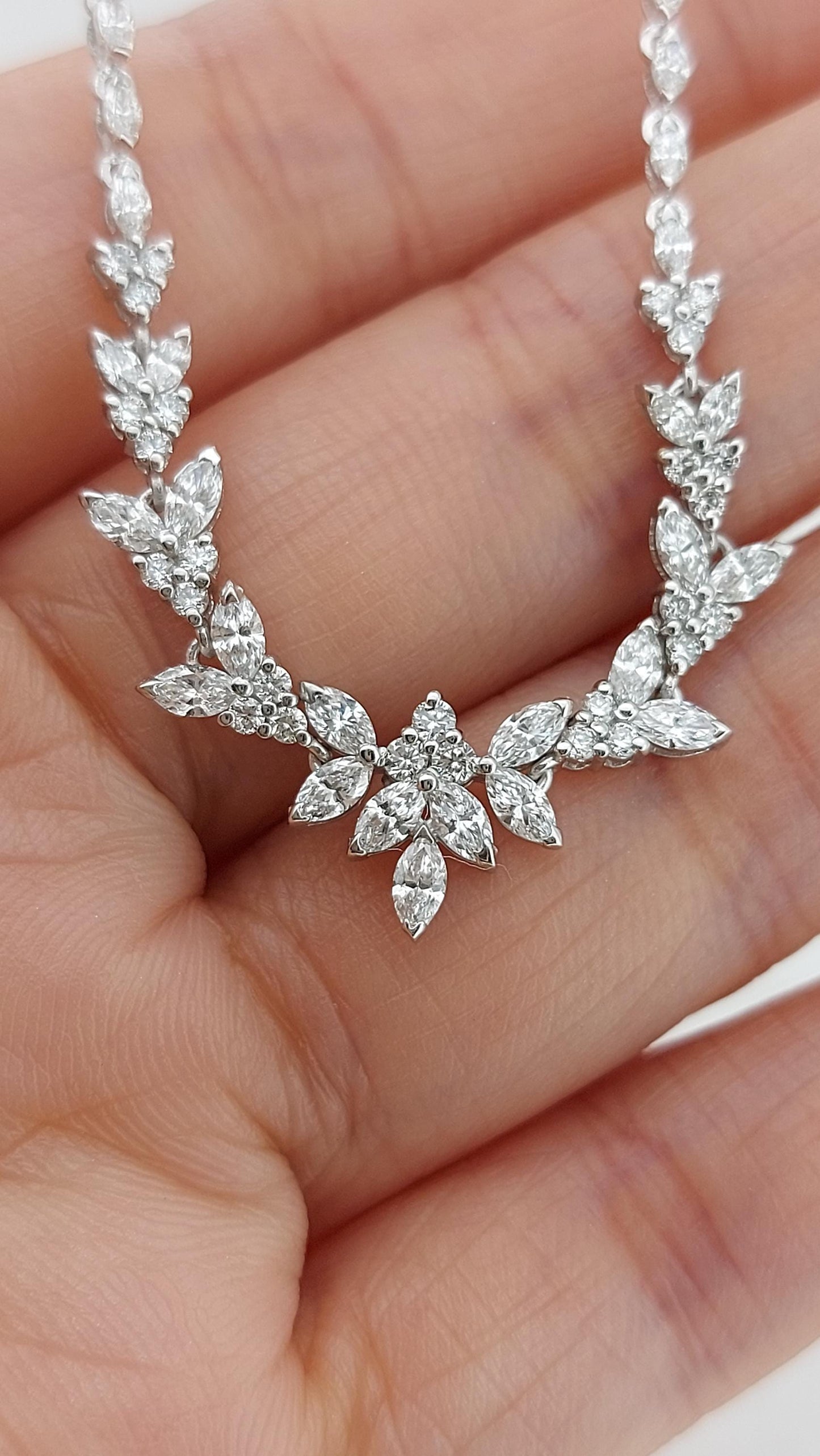 18K Massivgold-Halskette für die Hochzeit mit Cluster, echte Diamant-Marquise-Halskette, Diamantketten-Halskette als Jubiläumsgeschenk. Moissanite engagement ring in Gold or Platinum — custom handcrafted by Forever For Love
