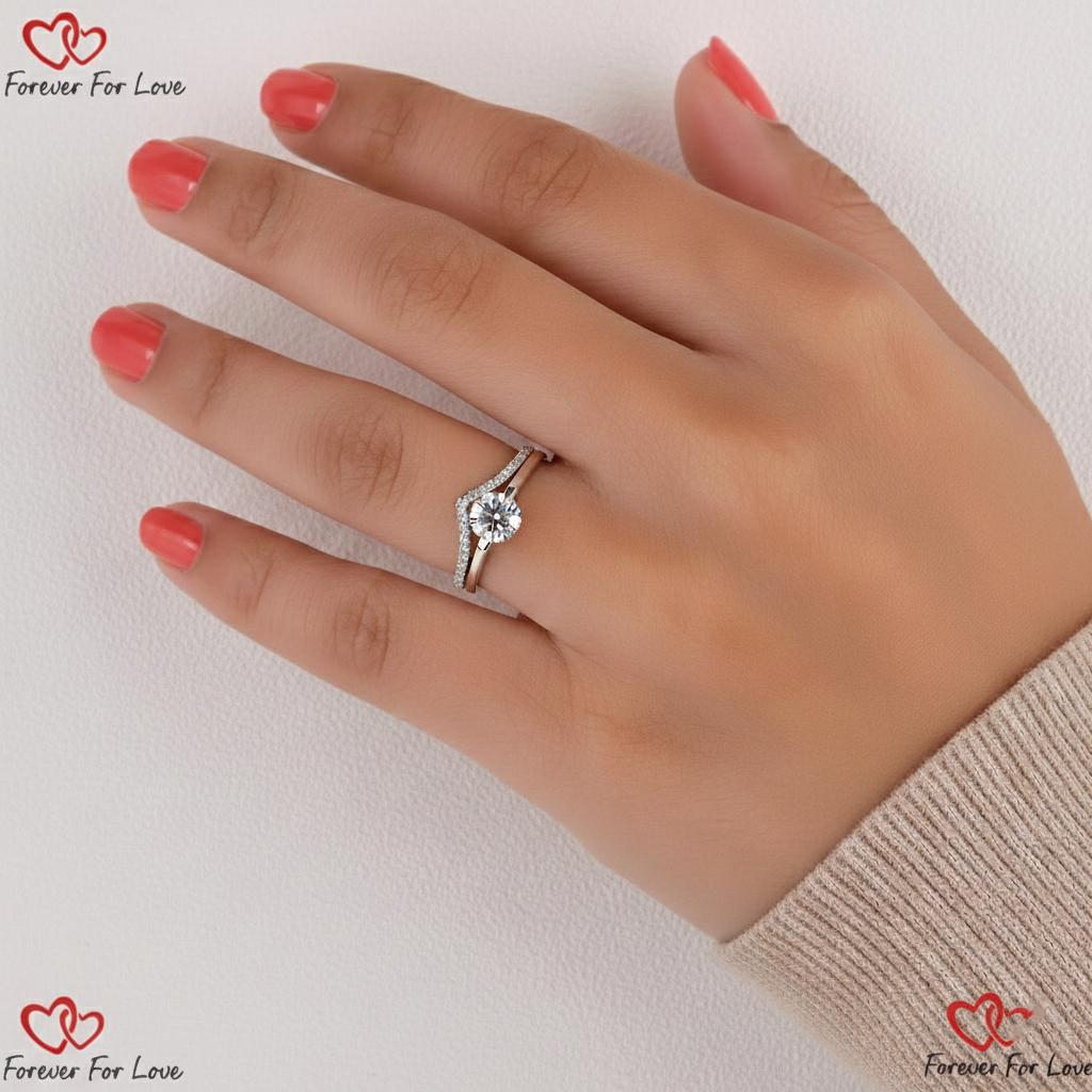 Parure de mariage en diamants ronds de laboratoire certifiés IGI Round cut Moissanite taille brillant engagement ring in Gold or Platinum — custom handcrafted by Forever For Love