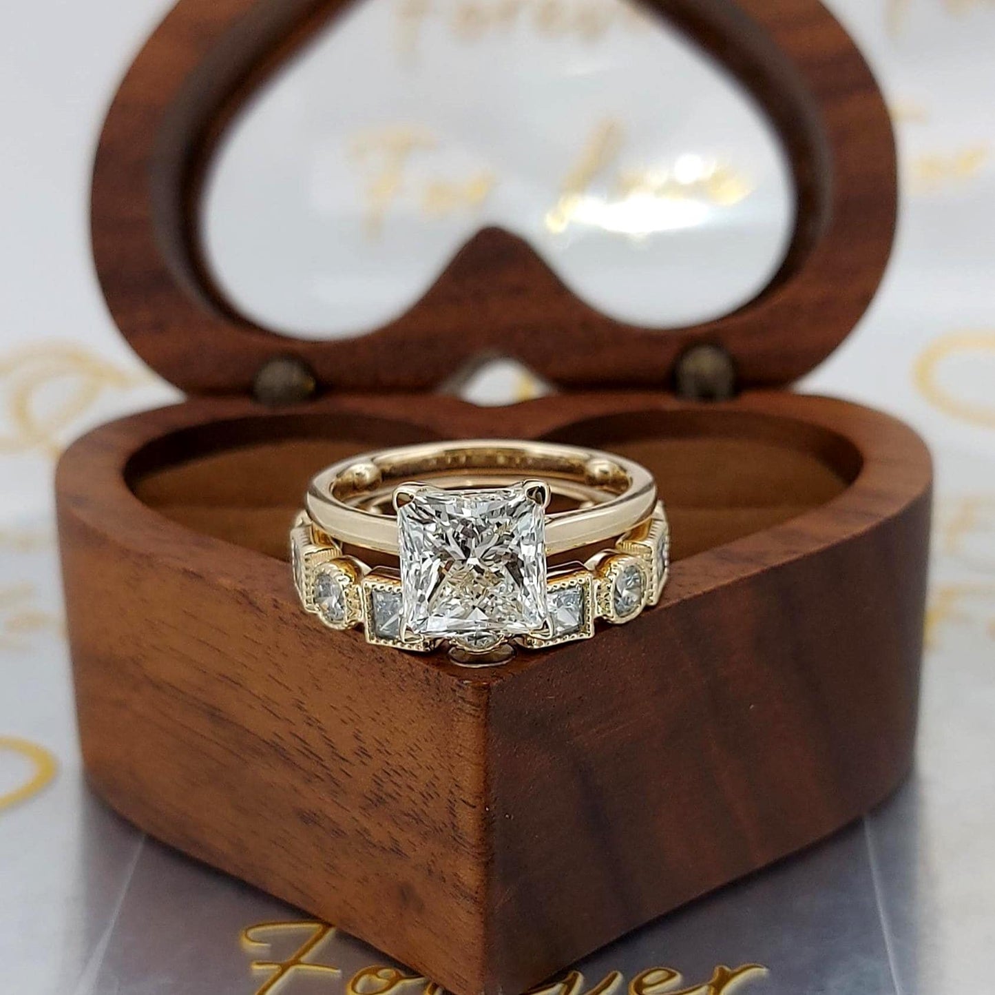 Alliance de mariage avec diamants de laboratoire princesse certifiés IGI de 5 carats Princess cut Moissanite Taille Brillant engagement ring in Gold or Platinum — custom handcrafted by Forever For Love