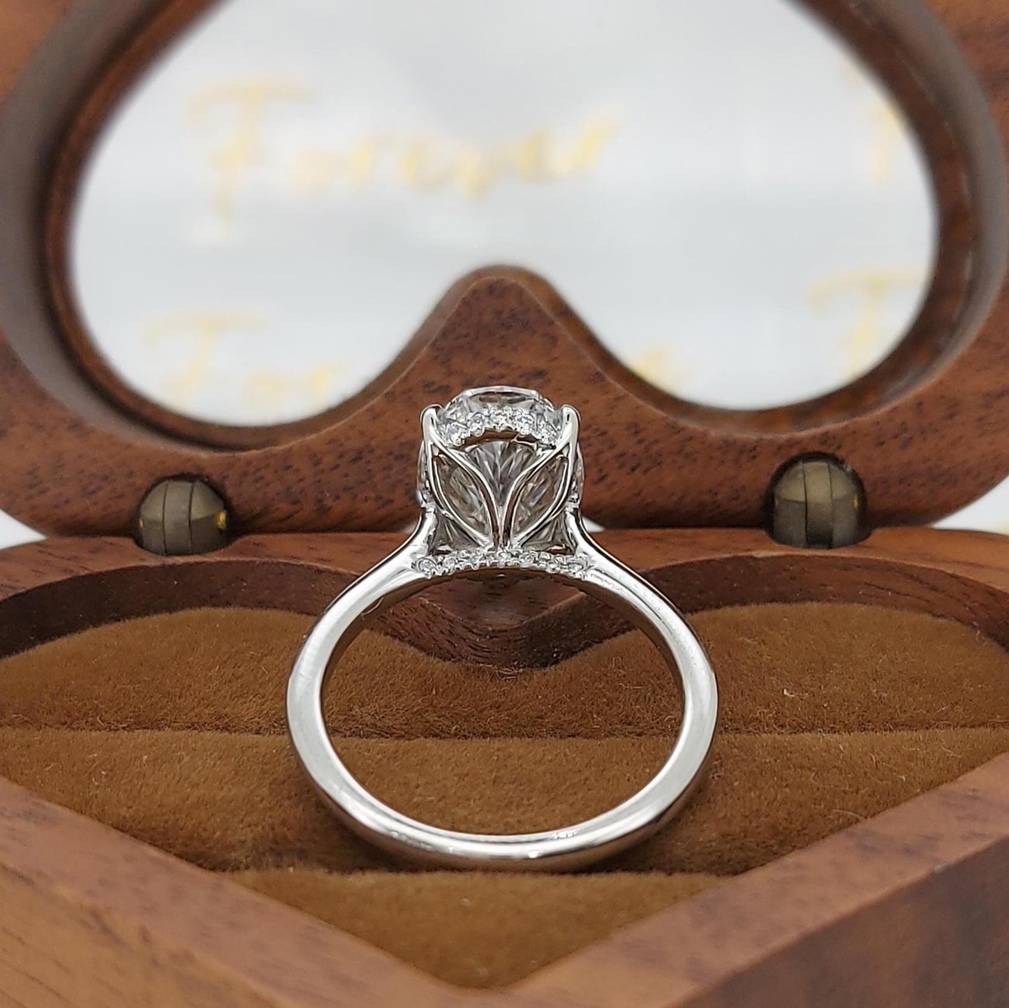 3.1 Karat IGI zertifizierter ovaler Labordiamant Solitär-Verlobungsring Oval cut Moissanite engagement ring in 935 Argentium Silber — custom handcrafted by Forever For Love
