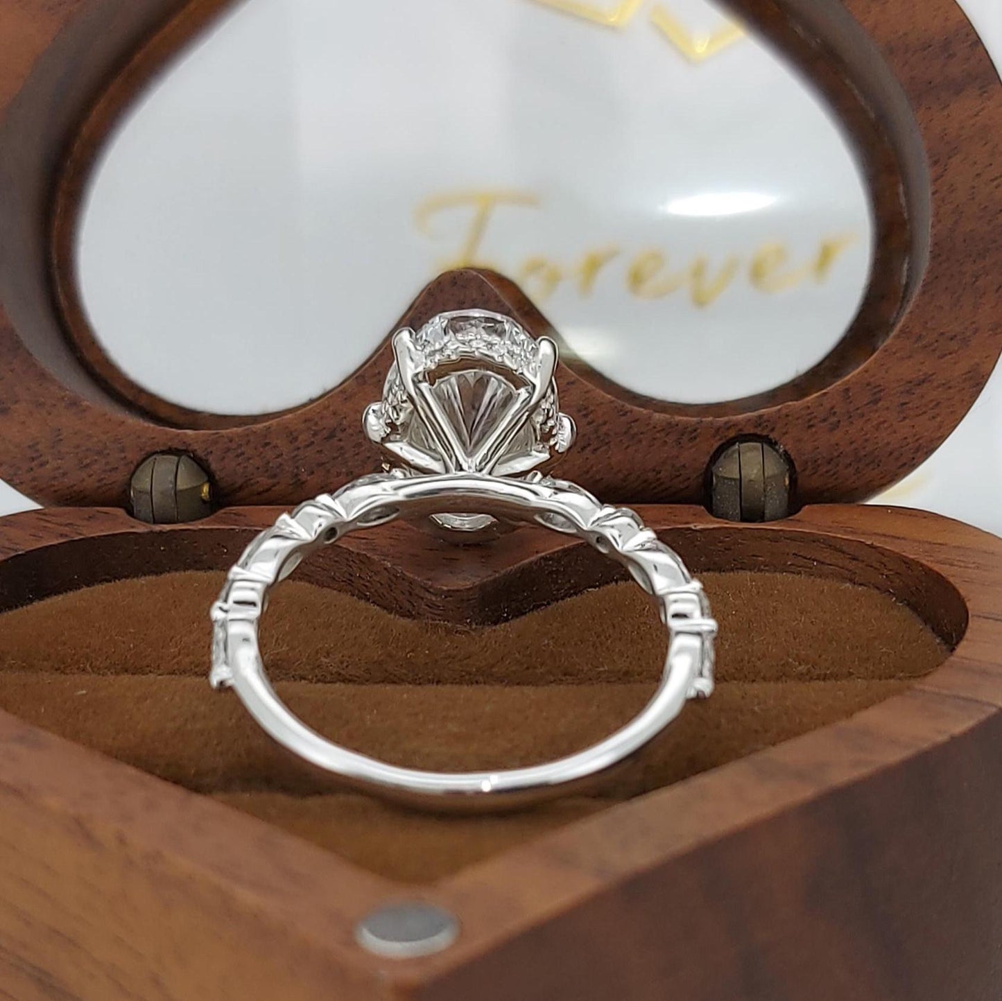 Bague de Fiançailles Solitaire Ovale Diamant de Laboratoire 4,5 Ct avec Halo Caché Oval cut 1Ct Moissanite taille brillant engagement ring in Gold or Platinum — custom handcrafted by Forever For Love