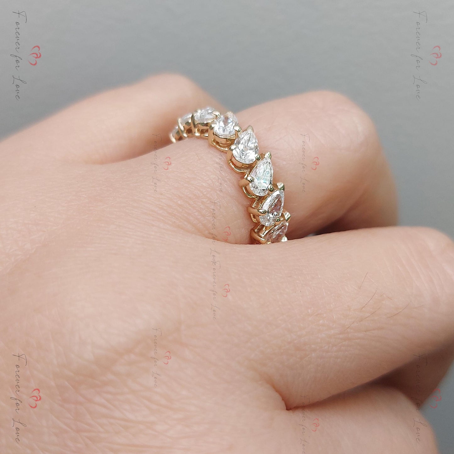 Bague Éternité Complète avec Diamants Taille Poire de Laboratoire, Certifiée, en Or Jaune, Sertie à Griffes Partagées Pear cut Moissanite taille brillant engagement ring in Gold or Platinum — custom handcrafted by Forever For Love