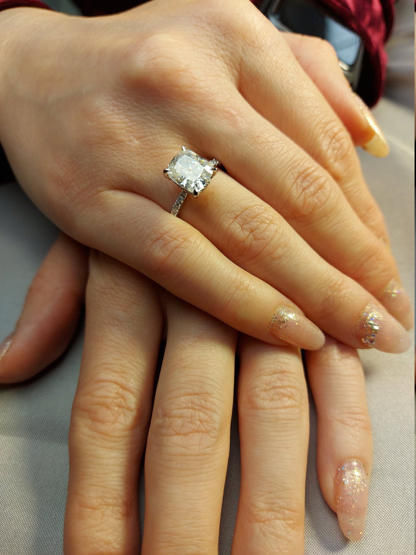 3.5 Karat Kissen-Moissanit Eternity-Ring mit verborgenem Halo Cushion cut Moissanite engagement ring in 935er Argentium Silber — custom handcrafted by Forever For Love