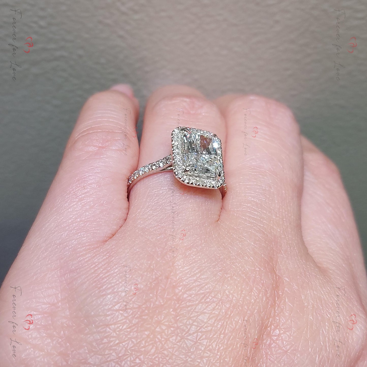 Bague de fiançailles en diamant radiant de laboratoire de 2,5 carats certifié IGI Radiant cut 1Ct Moissanite taille brillant engagement ring in Gold or Platinum — custom handcrafted by Forever For Love