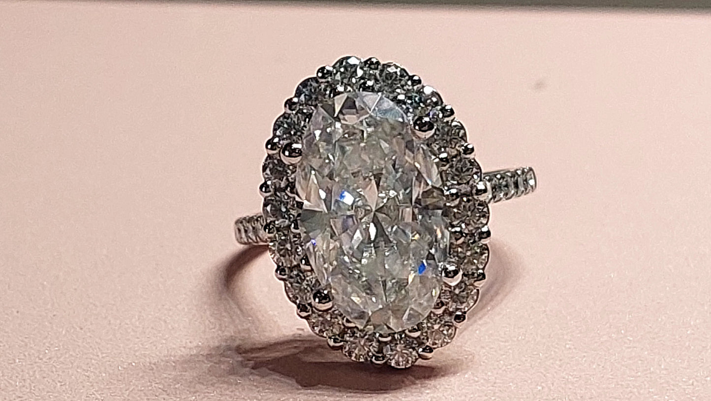 Bague de fiançailles auréole ovale en moissanite de 7 carats (15x9mm) Oval cut 1Ct Moissanite taille brillant engagement ring in Gold or Platinum — custom handcrafted by Forever For Love