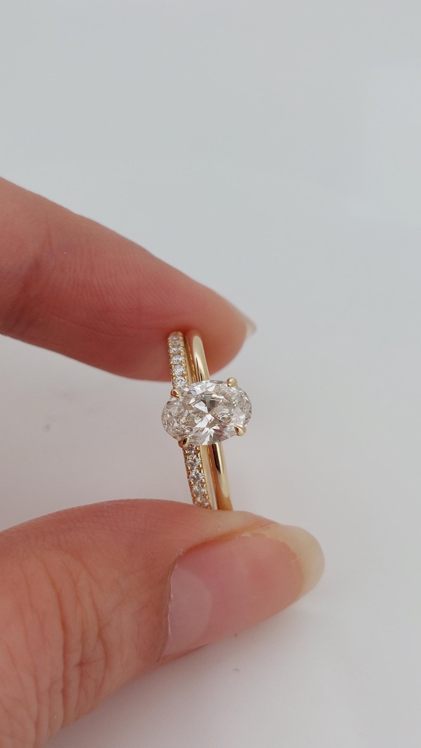 1 Karat ovaler Labor-Diamant-Verlobungsring Oval cut Moissanite engagement ring in 935 Argentium Silber — custom handcrafted by Forever For Love