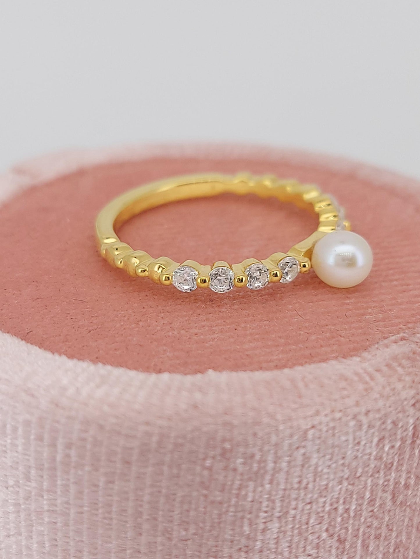 Naturdiamant, Perlen Halb-Eternity-Band Round cut Moissanite engagement ring in 935 Argentium Silber — custom handcrafted by Forever For Love