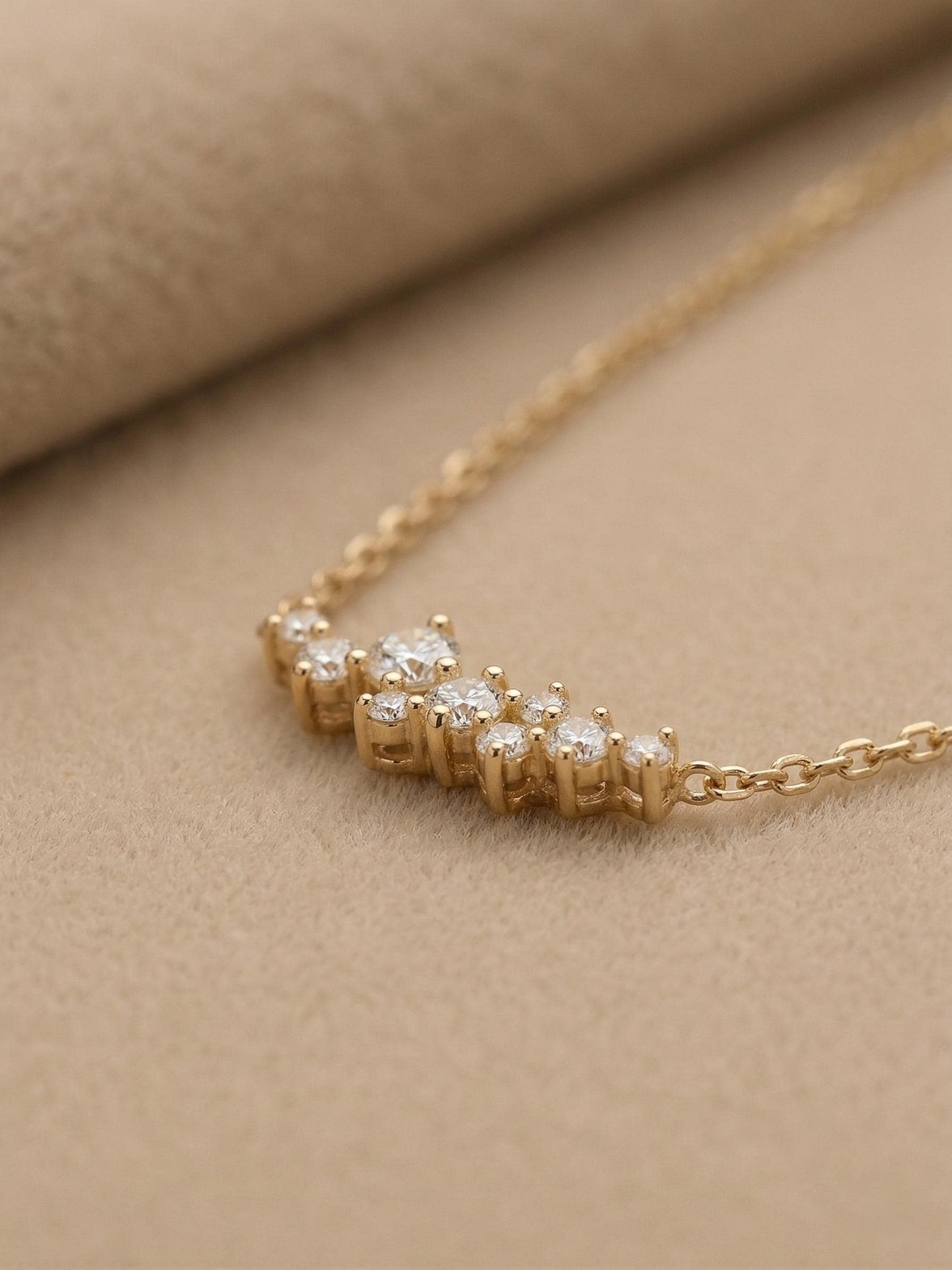 Collier grappe de diamants délicats, Pendentif rond incurvé en or 14 carats, Collier minimaliste en diamant, Bijoux de mariage, Cadeau de bijoux fins du quotidien Moissanite engagement ring in Gold or Platinum — custom handcrafted by Forever For Love