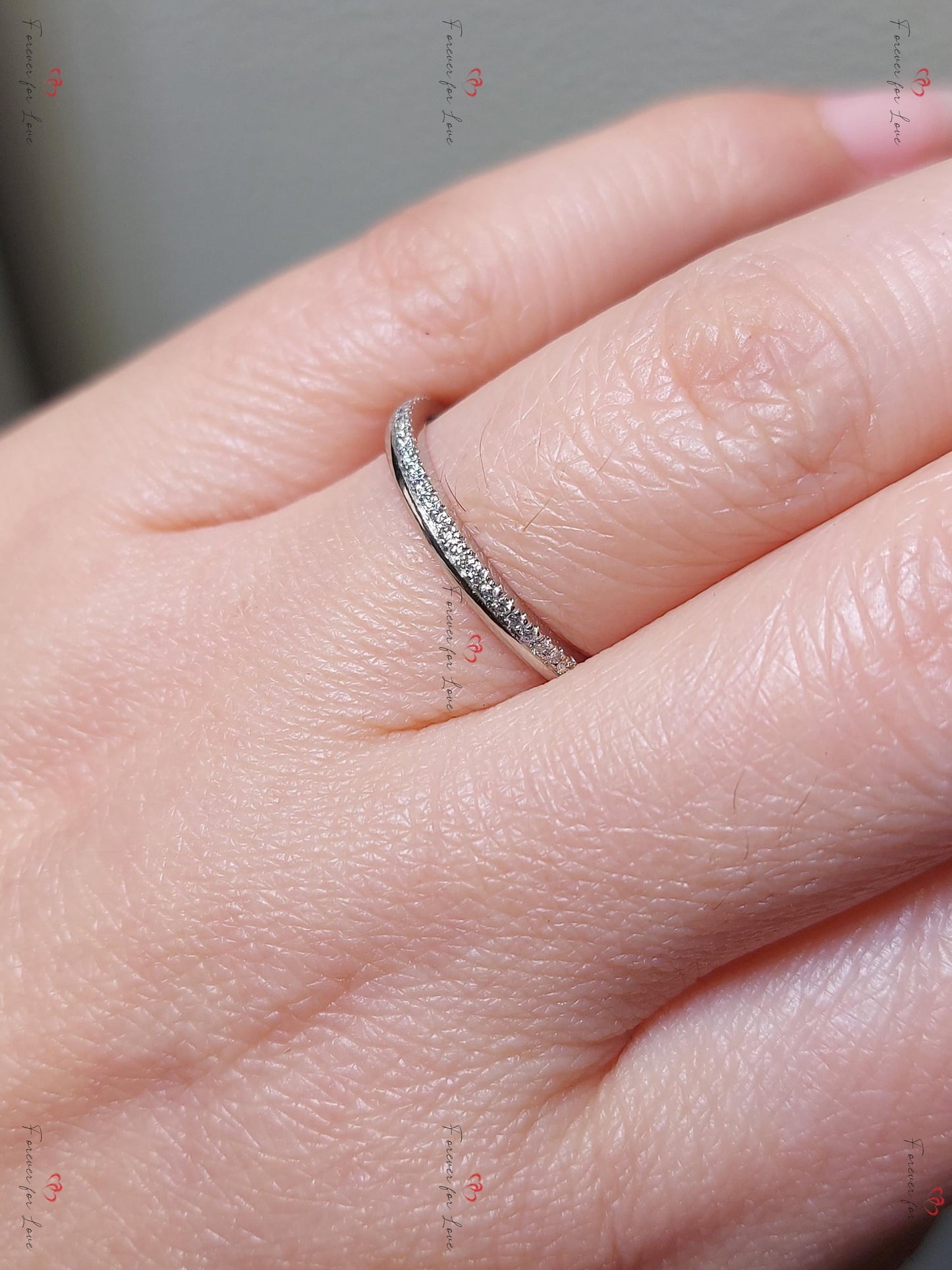 Runder Moissanit zierlicher Halb-Eternity-Ring Round cut Moissanite engagement ring in 935er Argentium Silber — custom handcrafted by Forever For Love