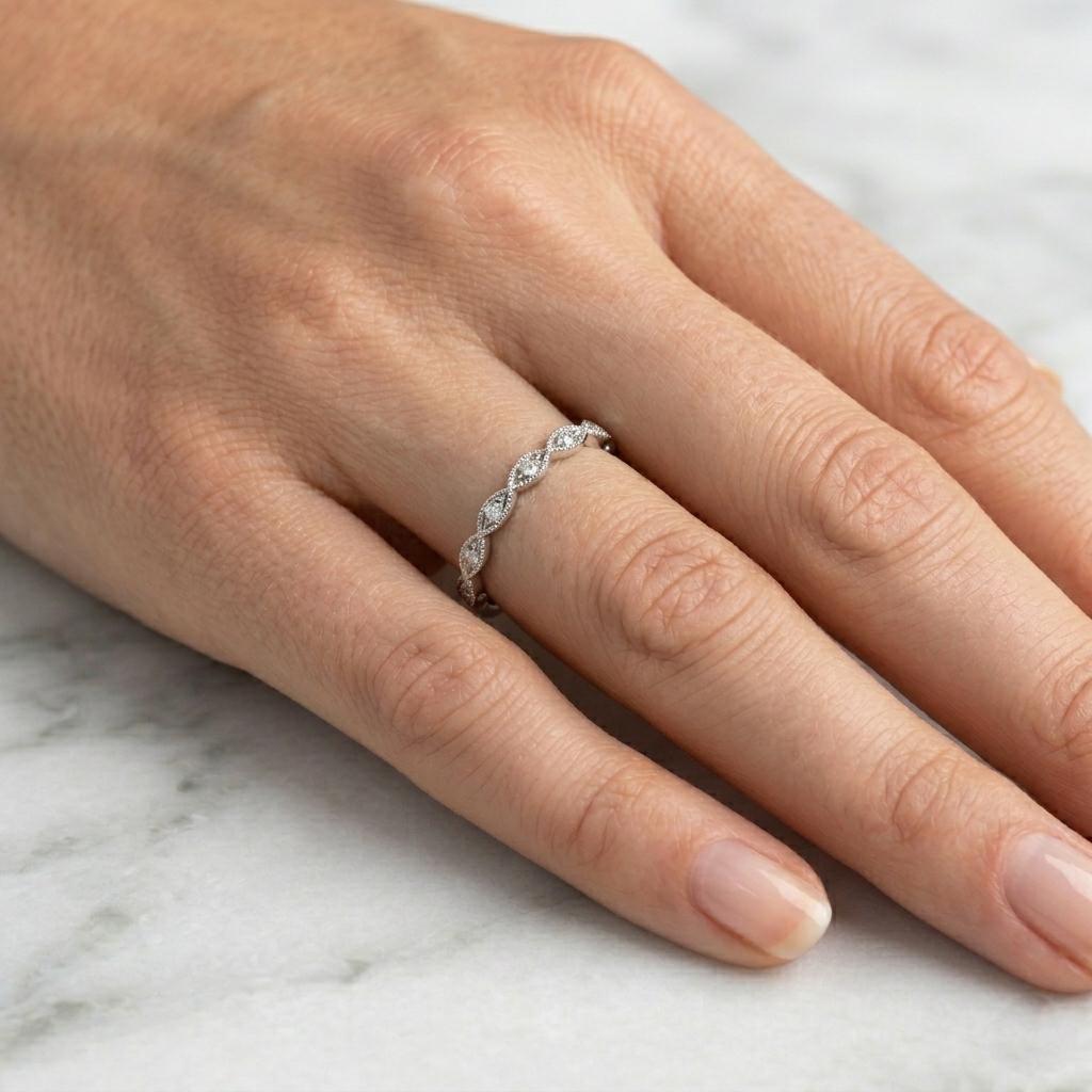 Alliance Art Déco en or massif 14 carats, bague pavée de diamants, alliance vintage, anneau demi-éternité, anneau milgrain fin avec diamant de laboratoire Round cut Moissanite Brillant engagement ring in Gold or Platinum — custom handcrafted by Forever For Love