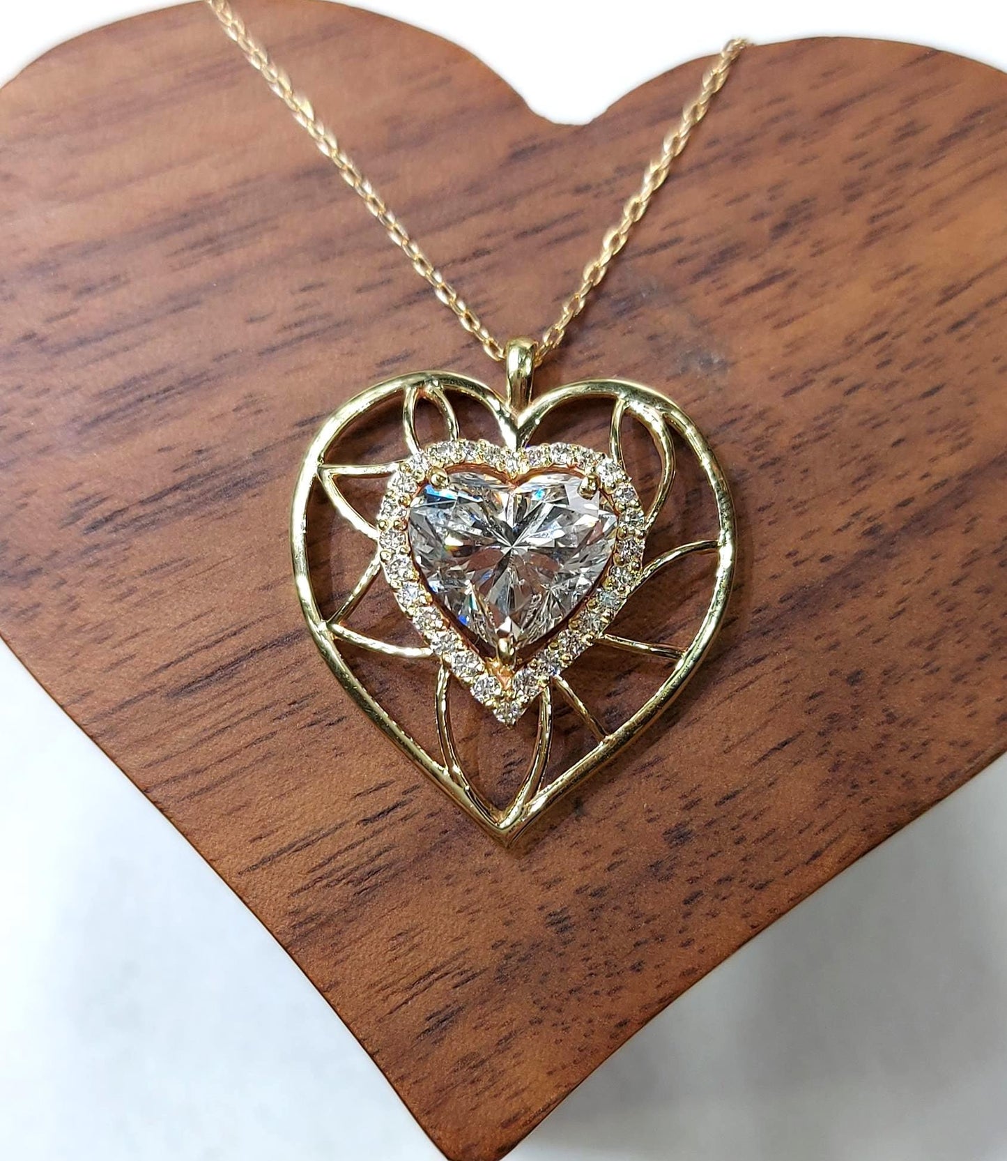 Herzförmige Diamantkette, 14 Karat Gelbgold, minimalistischer Anhänger, Labordiamant, einzigartiger Herzanhänger für Damen, besonderes Geschenk für sie. Moissanite engagement ring in Gold or Platinum — custom handcrafted by Forever For Love