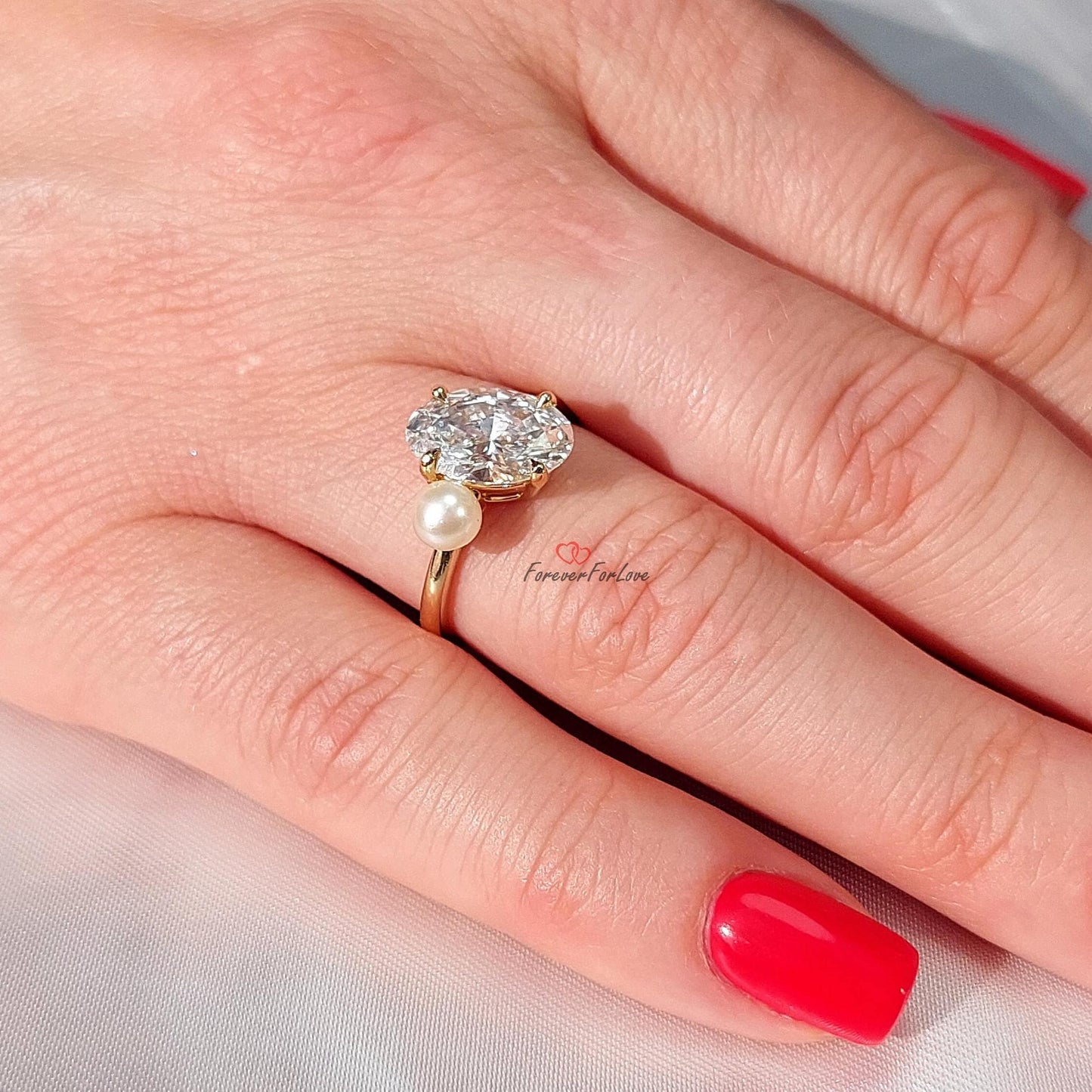 Bague de fiançailles ovale 2 Ct en diamant de laboratoire certifié IGI avec accent de perle Oval cut 1Ct Moissanite taille brillant engagement ring in Gold or Platinum — custom handcrafted by Forever For Love