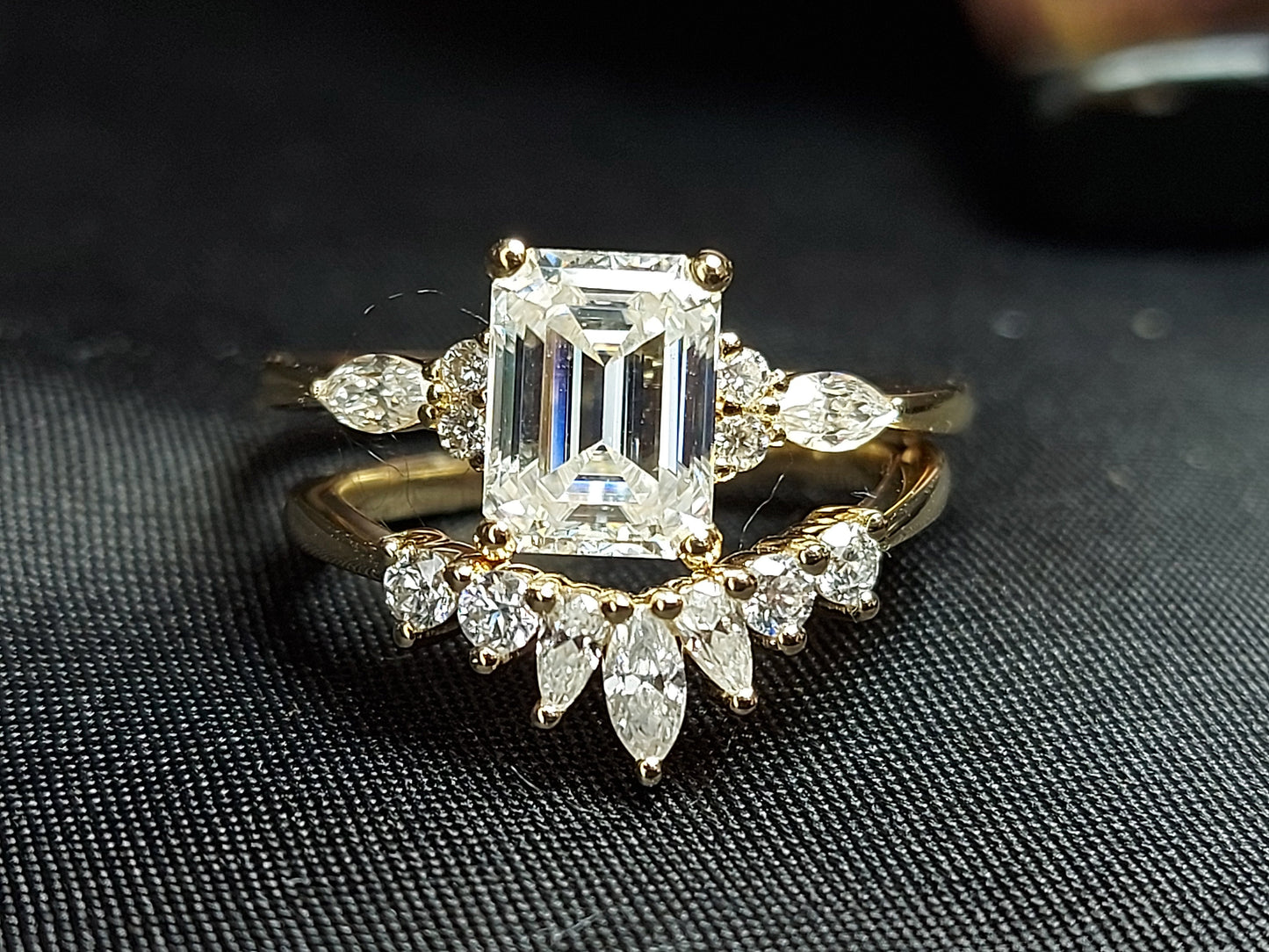 Verlobungsring aus Moissanit und Diamant im Smaragdschliff mit Marquise-Akzenten Emerald cut Moissanite engagement ring in 935er Argentium Silber — custom handcrafted by Forever For Love