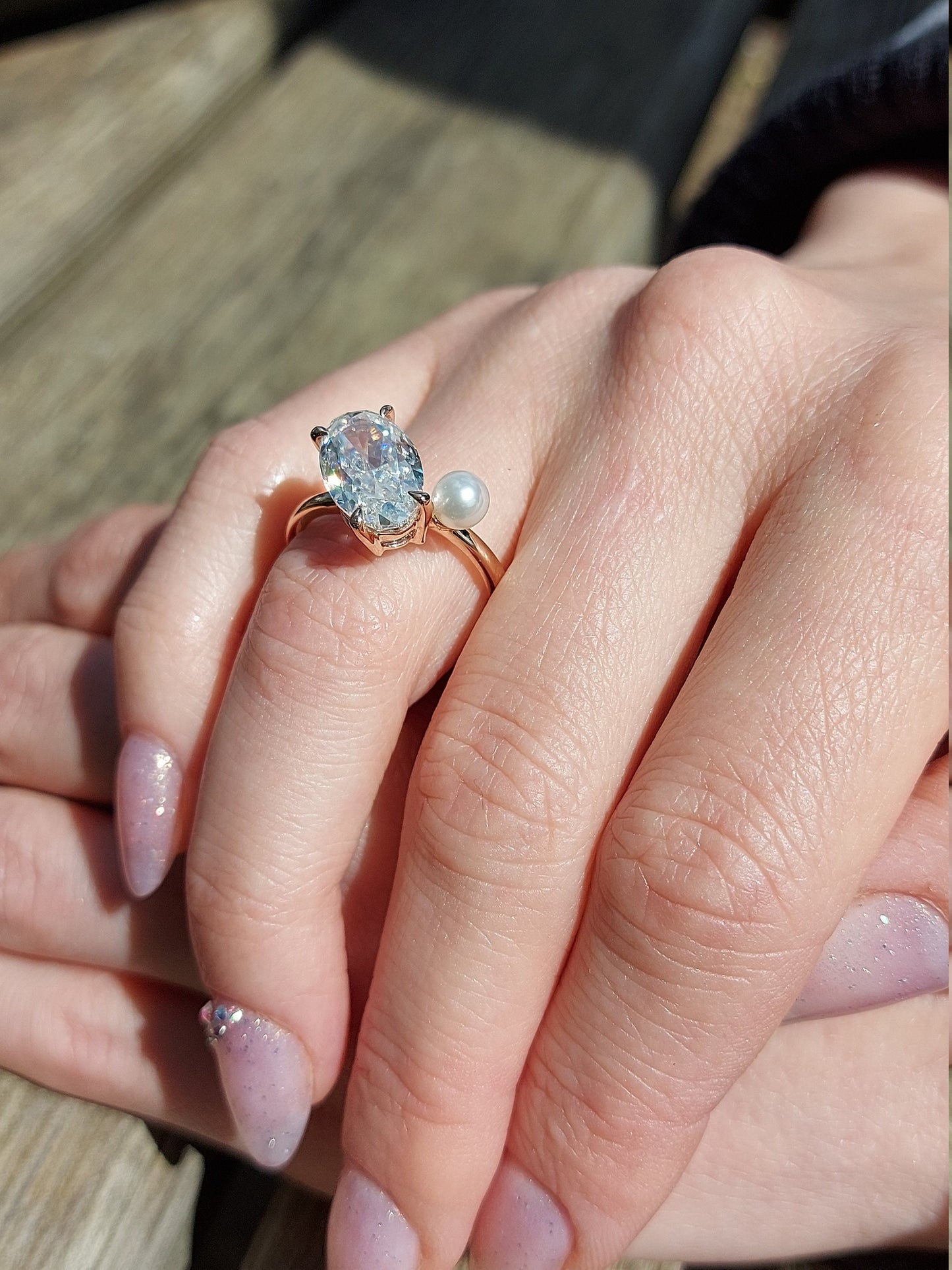 Oval geschliffener Moissanit-Verlobungsring, 5 Karat „Crushed Ice“ Oval 13*8mm Verlobungsring, Perlen- & Diamantring, Ariana Grandes Ring. Oval cut Moissanite engagement ring in 935er Argentium Silber — custom handcrafted by Forever For Love