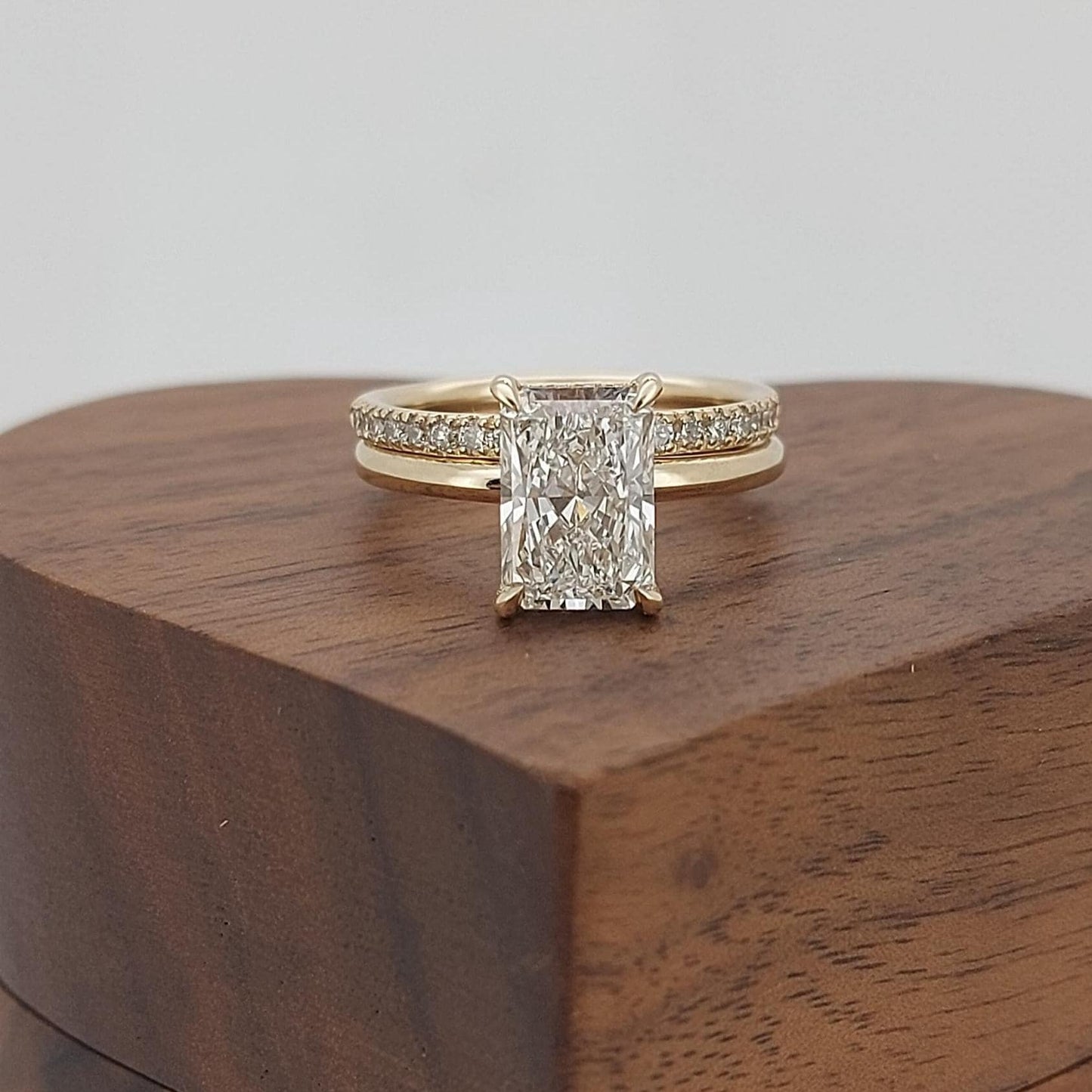 Bague éternité diamant de laboratoire taille radiant 1,76 carats Radiant cut Moissanite taille brillant engagement ring in Gold or Platinum — custom handcrafted by Forever For Love