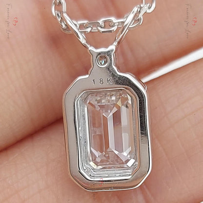 Smaragd-Diamant-Halskette, 14 Karat Weißgold, zierlicher minimalistischer runder Anhänger, Diamant-Halskette für Damen, besonderes Geschenk für Sie.