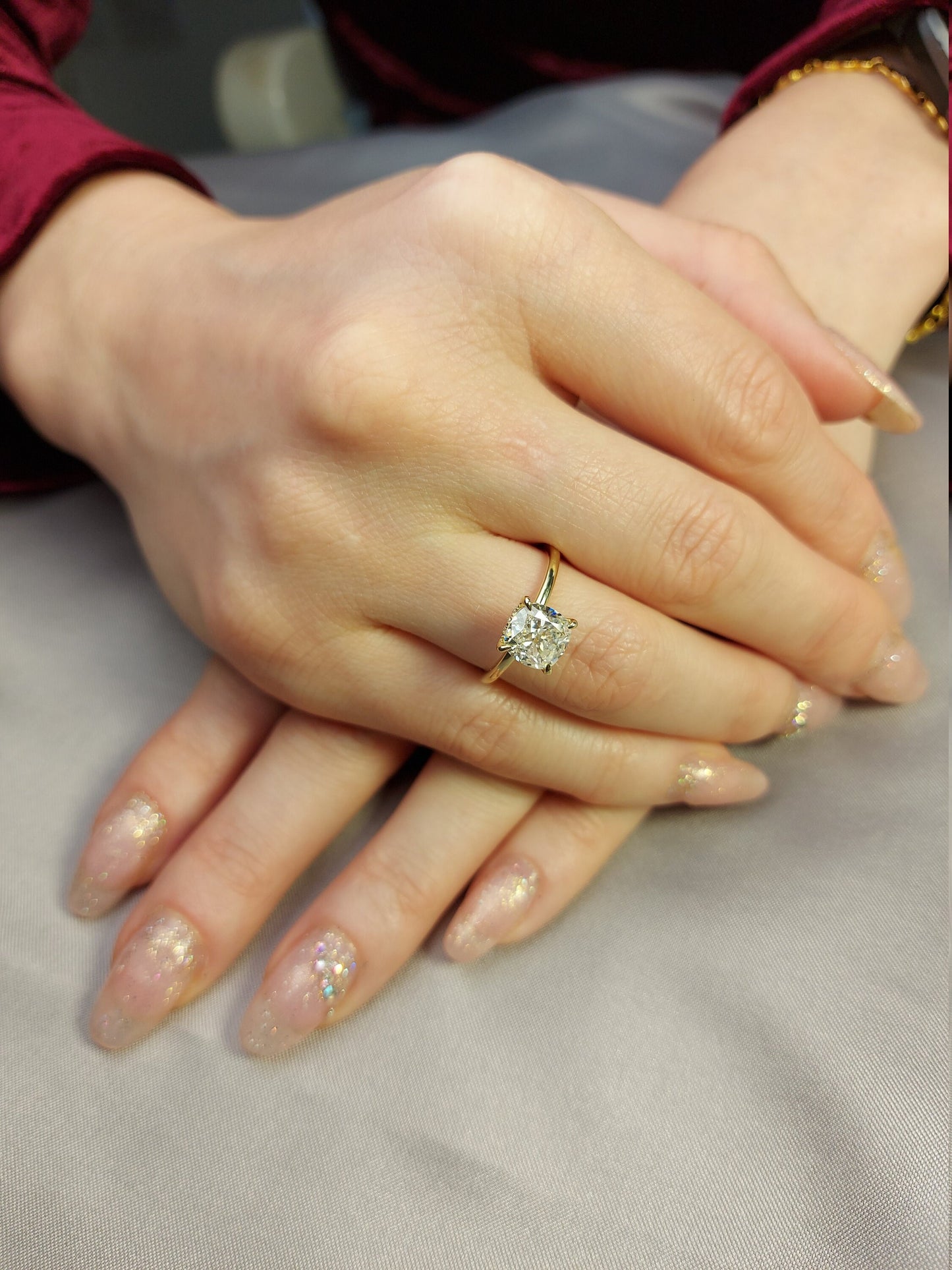 3 Karat kissenförmiges Moissanit Eternity-Band Cushion cut Moissanite engagement ring in 935er Argentium Silber — custom handcrafted by Forever For Love