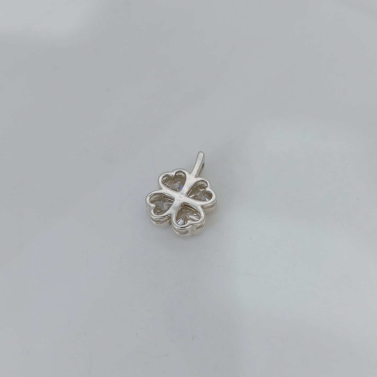 Collier Trèfle Cœur Diamant, Or Jaune 14 carats, Pendentif Cœur Minimaliste Délicat, Collier Femme en Vrai Diamant, Cadeau Spécial Pour Elle. Moissanite engagement ring in Gold or Platinum — custom handcrafted by Forever For Love