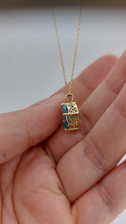 Aquamarin-Halskette mit Anhänger aus 14 Karat Massivgelbgold für Damen, kissenförmiger Aquamarin-Anhänger, Geburtsstein März.