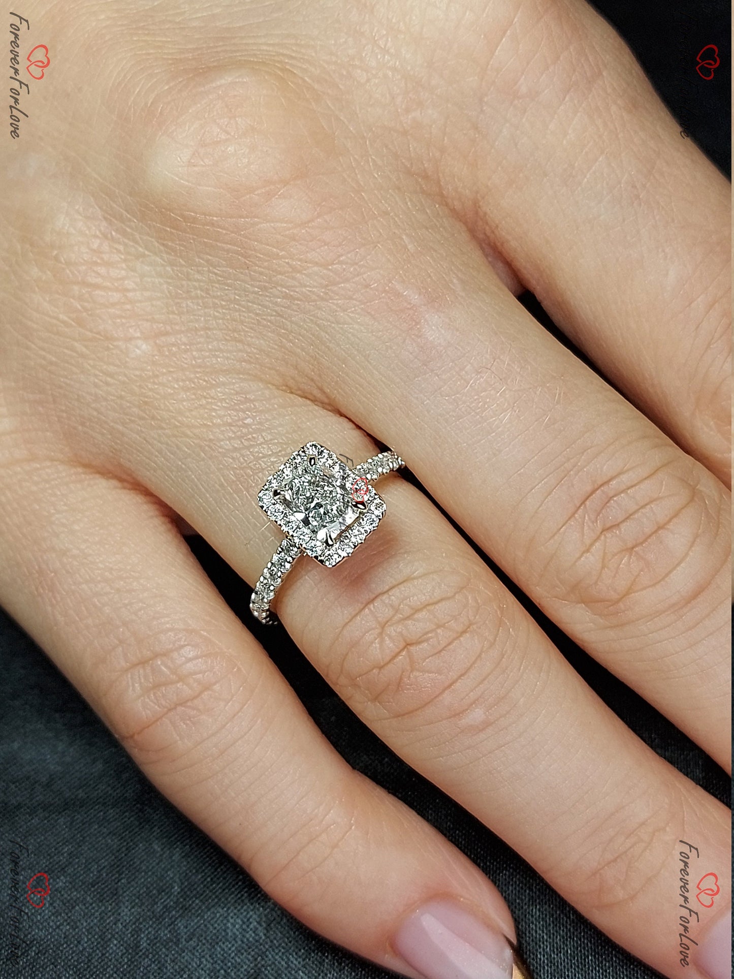 0,7 Karat IGI zertifizierter Radiant Labor-Diamant Halo Verlobungsring Radiant cut Moissanite engagement ring in 935er Argentium Silber — custom handcrafted by Forever For Love