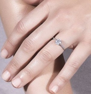 1,2 Karat runder Moissanit-Verlobungsring mit verstecktem Heiligenschein Round cut Moissanite engagement ring in 935 Argentium Silber — custom handcrafted by Forever For Love