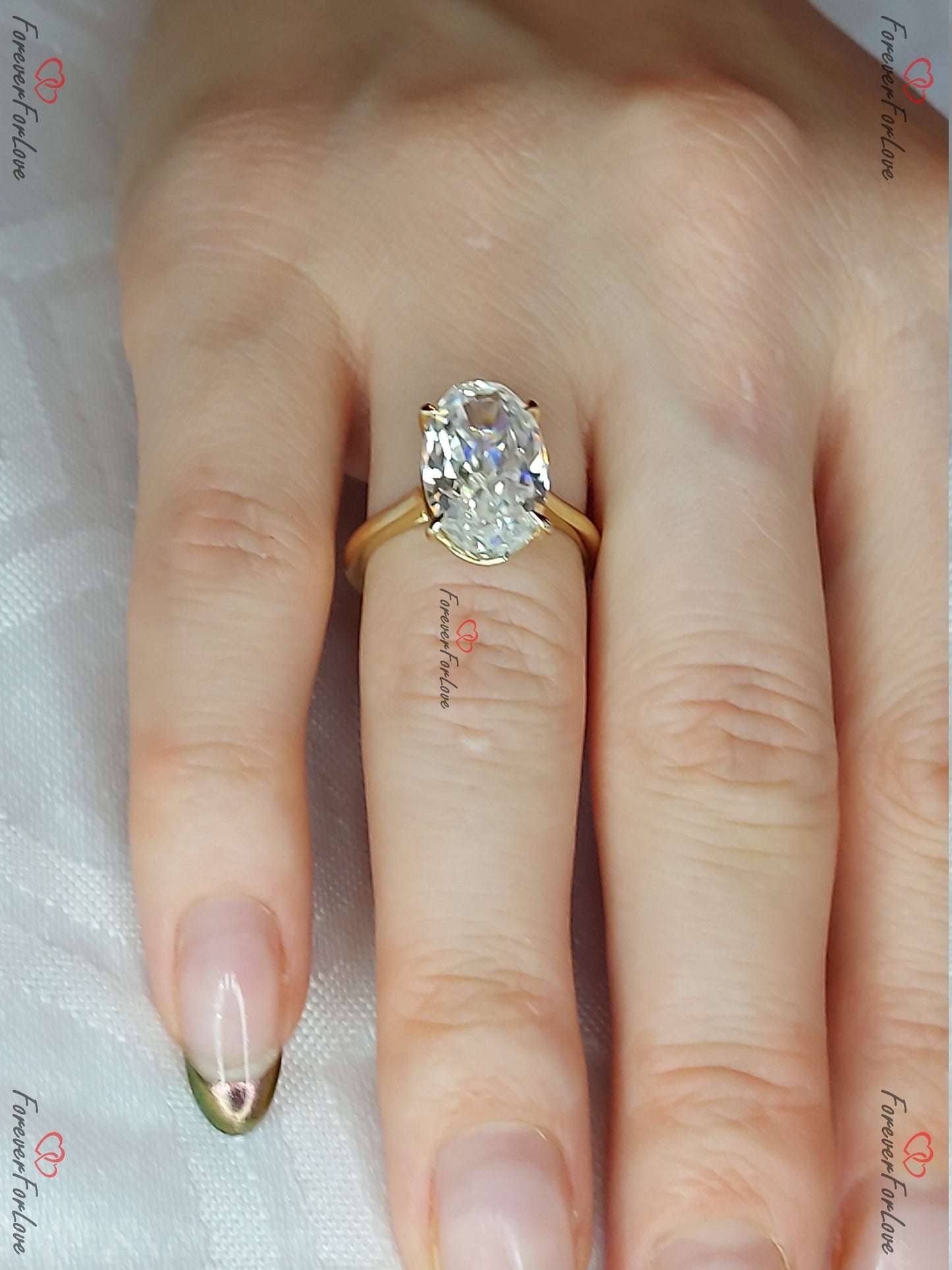 6,5 Karat ovaler Moissanit-Verlobungsring Solitär Oval cut Moissanite engagement ring in 935er Argentium Silber — custom handcrafted by Forever For Love
