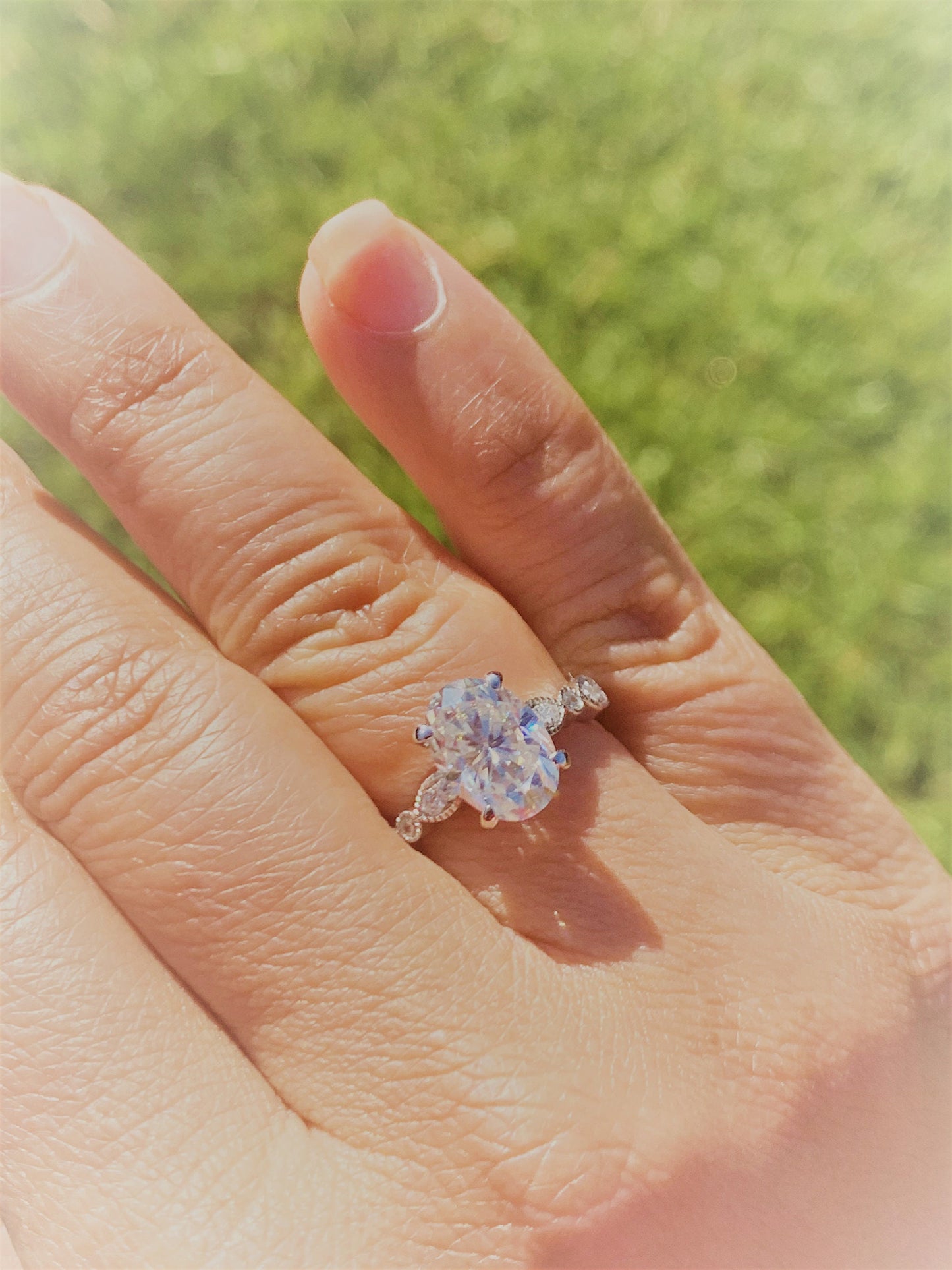 2 Karat ovaler Moissanit Art-déco-Verlobungsring mit Diamantakzenten Oval cut Moissanite engagement ring in 935 Argentium Silber — custom handcrafted by Forever For Love