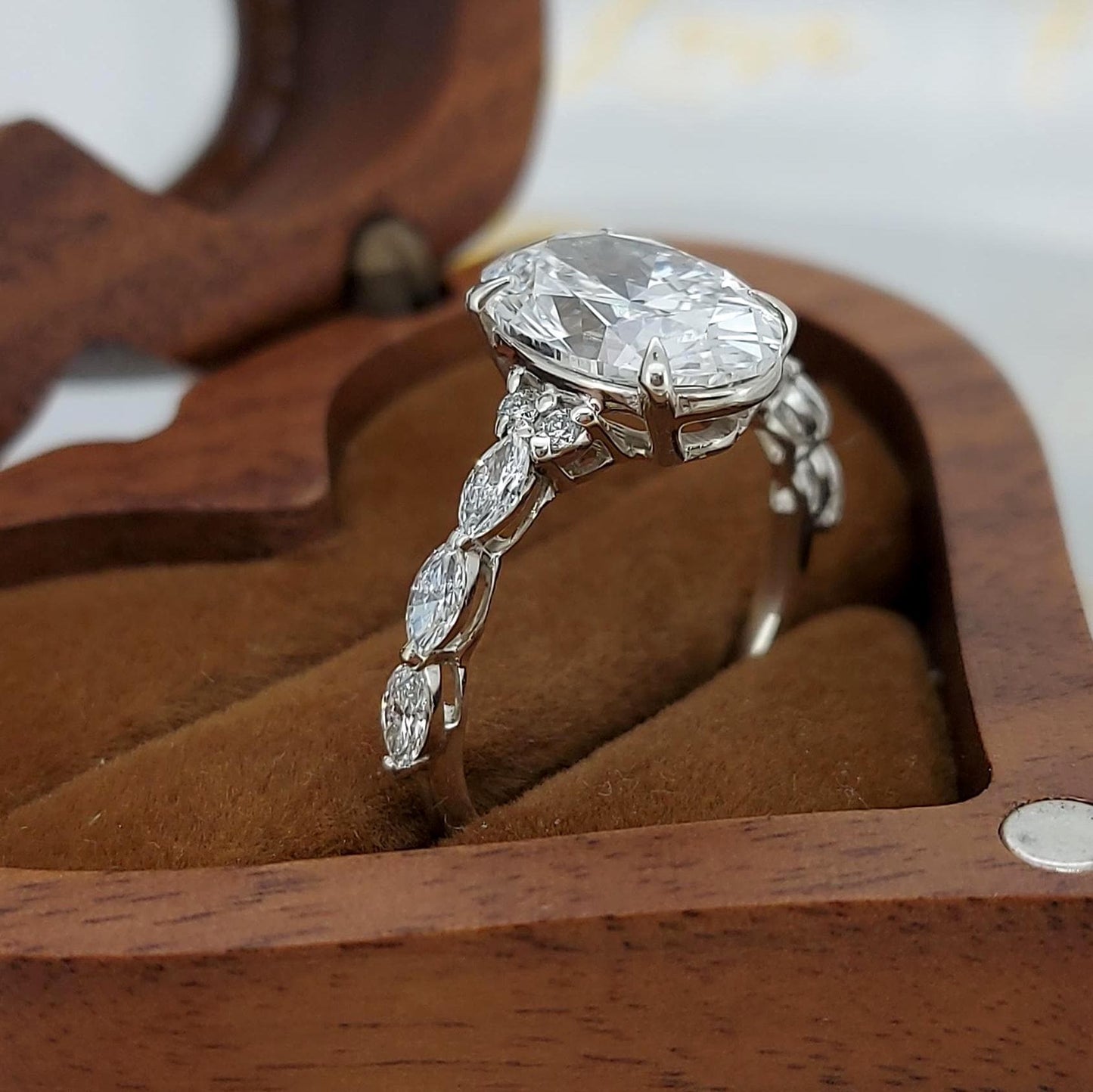 3.1 Ct IGI-zertifizierter ovaler Labor-Diamant Solitär Verlobungsring Oval cut Moissanite engagement ring in 935 Argentium Silber — custom handcrafted by Forever For Love
