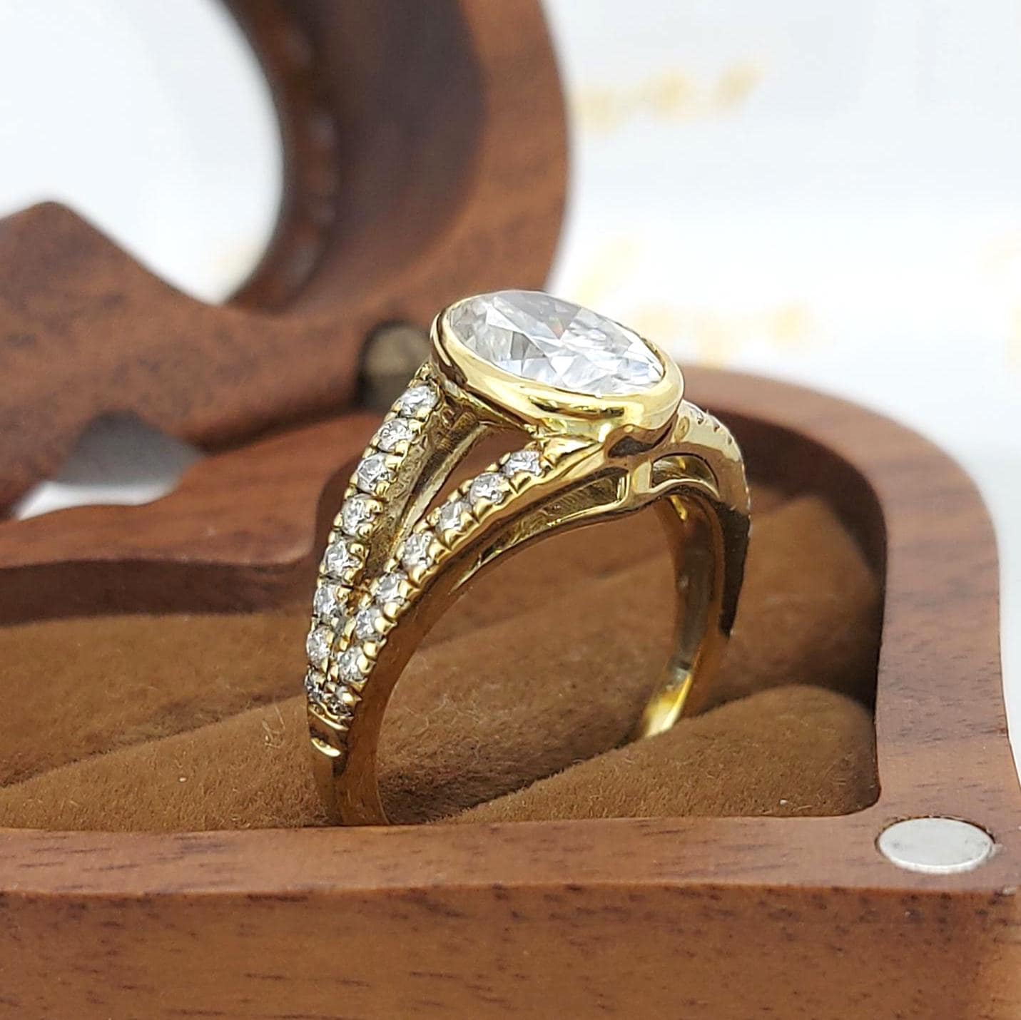 IGI-zertifiziertes ovales Labor-Diamantband Oval cut Moissanite engagement ring in 935 Argentium Silber — custom handcrafted by Forever For Love