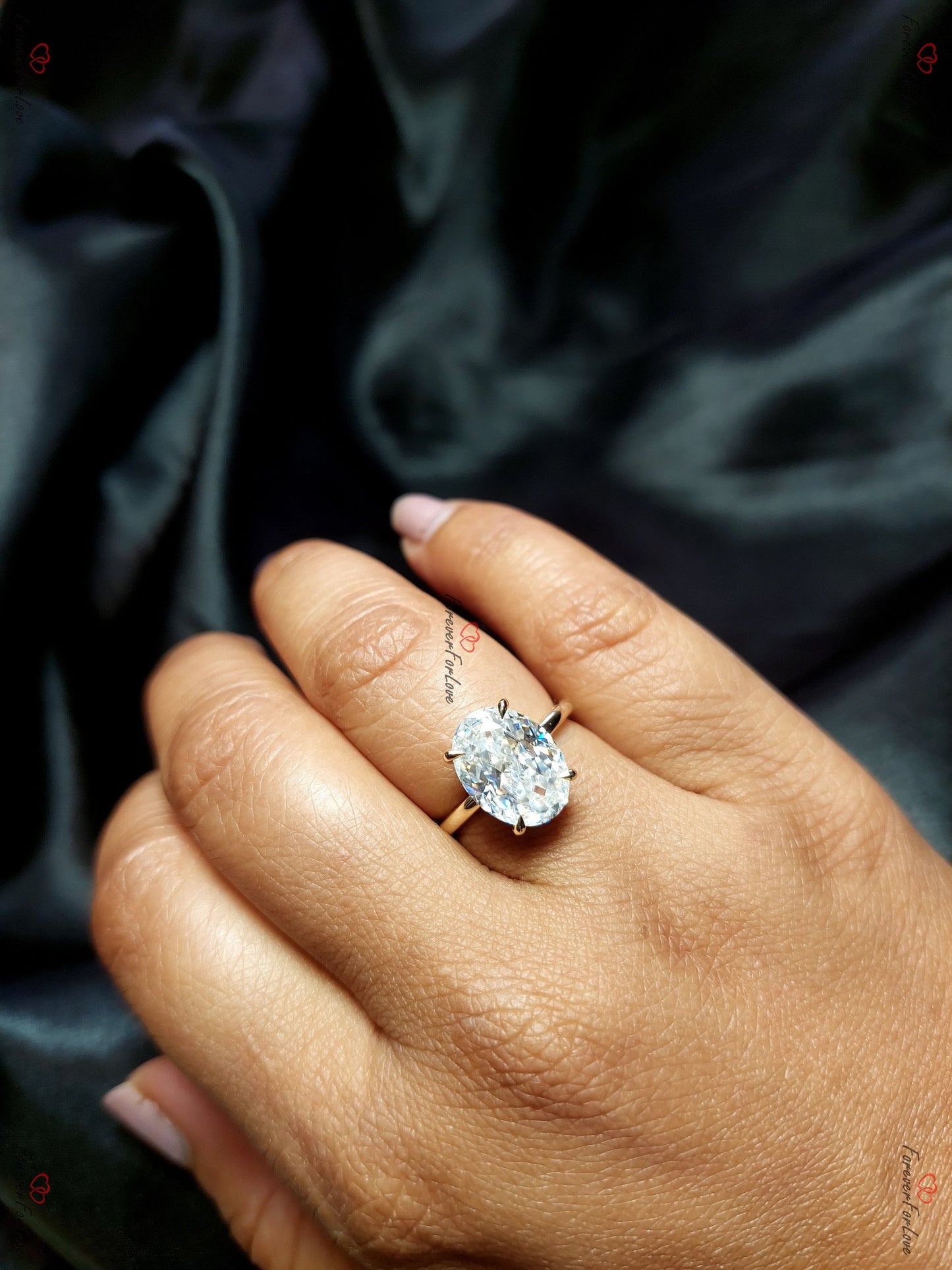 Bague de fiançailles Moissanite ovale 4,5 carats avec diamant et halo caché brillant Oval cut 1Ct Moissanite taille brillant engagement ring in Gold or Platinum — custom handcrafted by Forever For Love