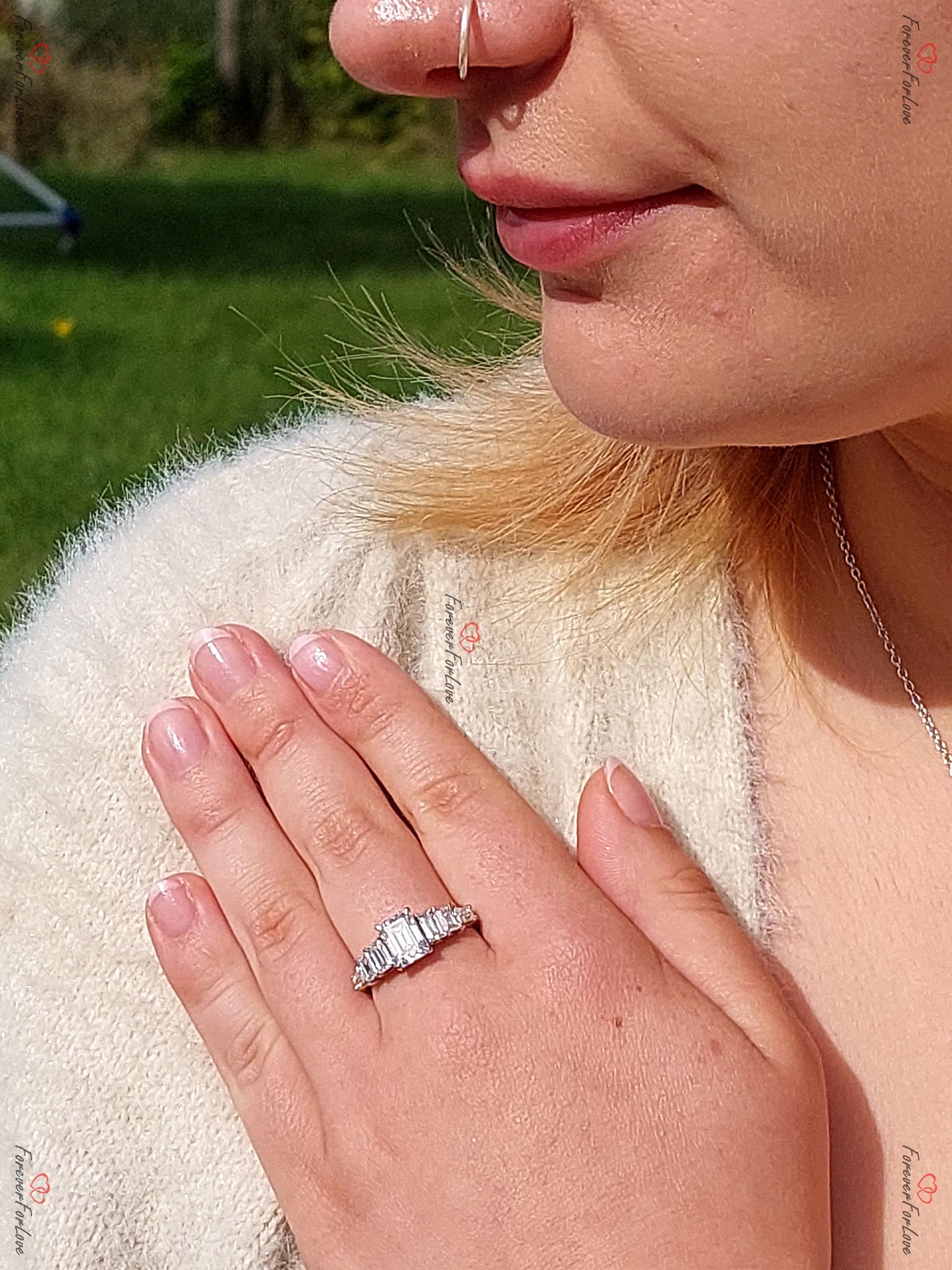 1,5 Karat Smaragd Moissanit Ring mit Baguette-Akzenten Emerald cut Moissanite engagement ring in Gold or Platinum — custom handcrafted by Forever For Love