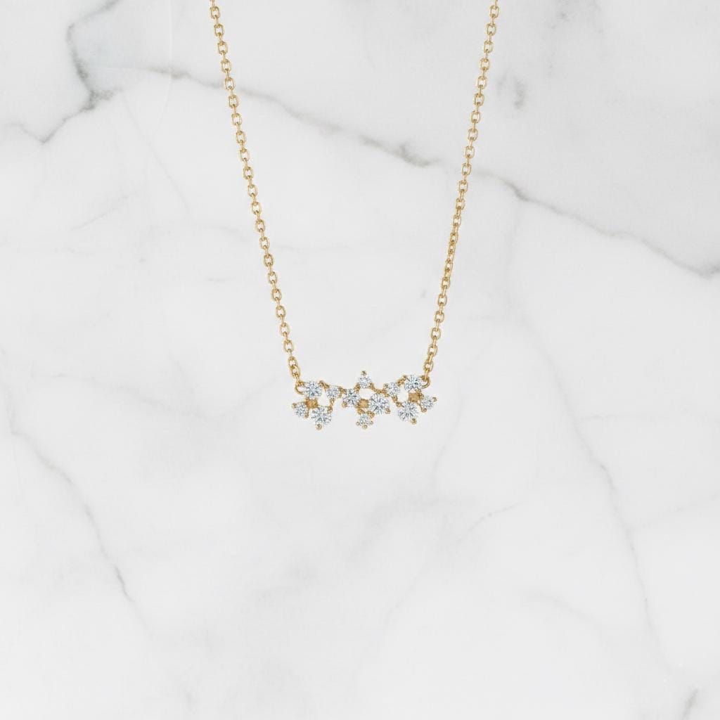 Halskette mit rundem Diamant, 14 Karat Gelbgold, zarte, minimalistische runde Anhänger, Labor-Diamant-Halskette für Damen, Besonderes Geschenk für Sie. Moissanite engagement ring in Gold or Platinum — custom handcrafted by Forever For Love