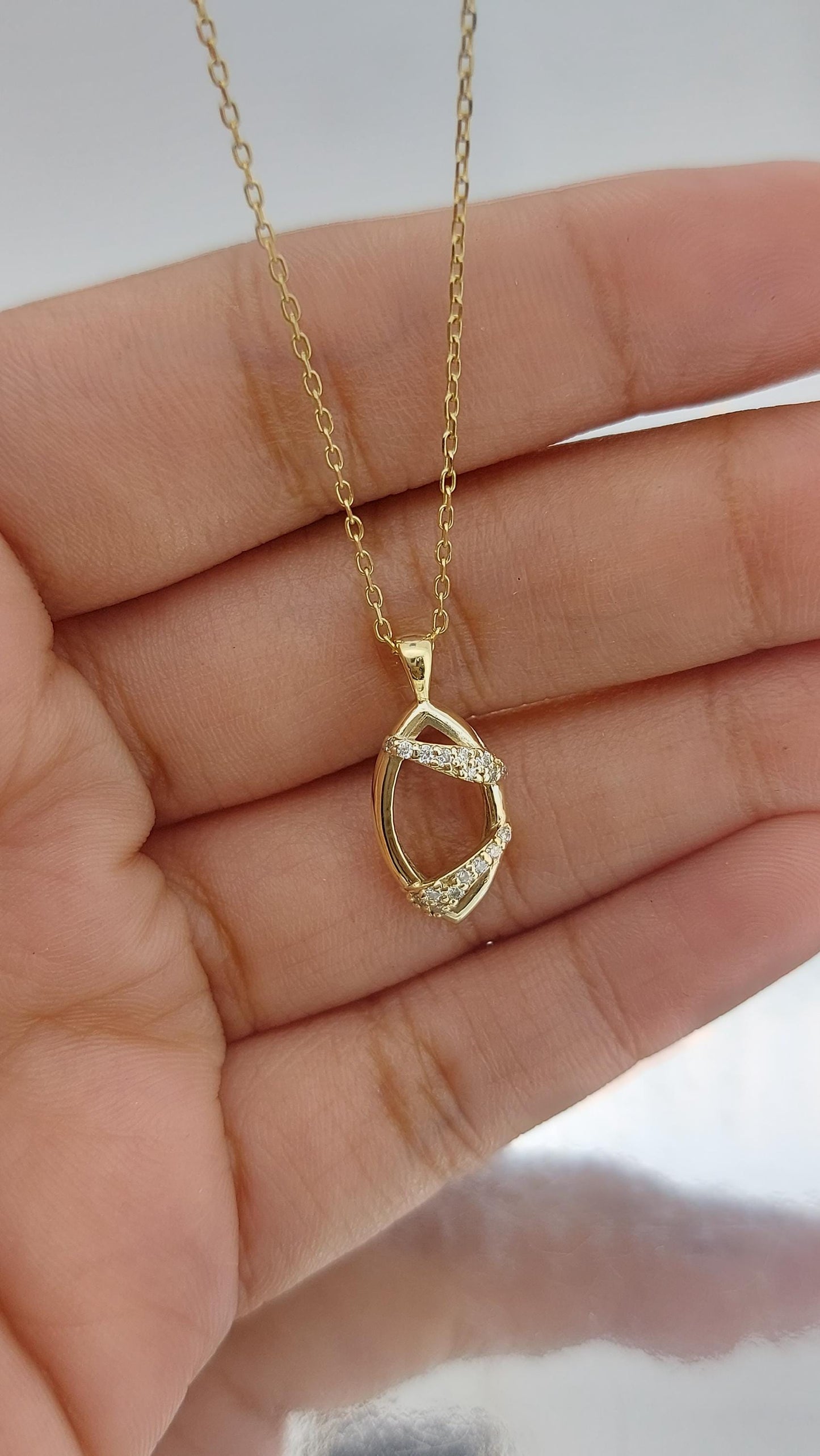 14K Gelbgold, zarter minimalistischer Anhänger, Emaille-Anhänger, Damenkette, besonderes Geschenk für sie. Moissanite engagement ring in Gold or Platinum — custom handcrafted by Forever For Love