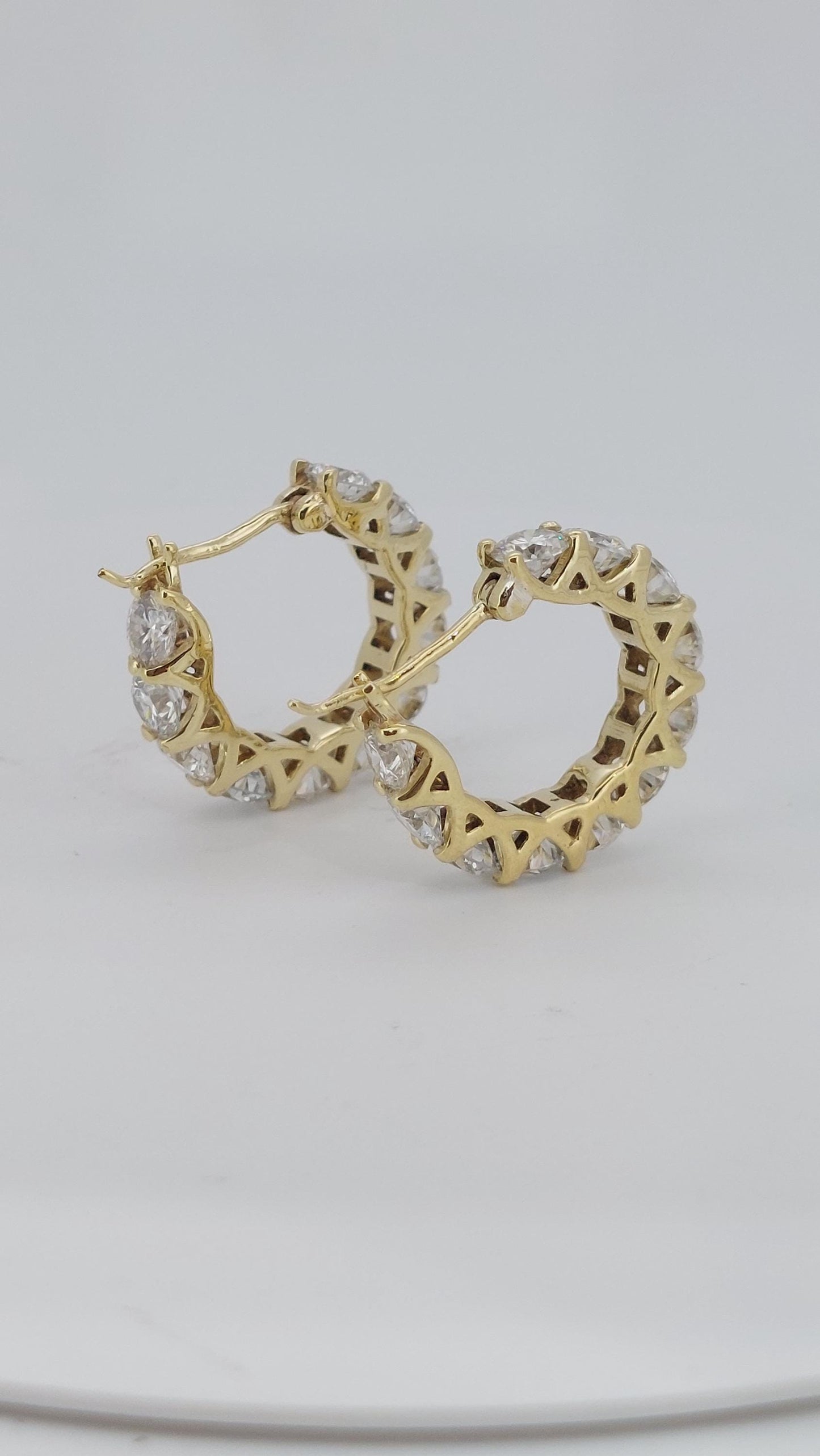 4MM Runde Laborgediamanten Ohrringe, 18 K Weißgold Creolen Für Sie, Diamant Huggies Ohrringe, Jubiläumsgeschenk Für Ehefrau. Moissanite engagement ring in Gold or Platinum — custom handcrafted by Forever For Love