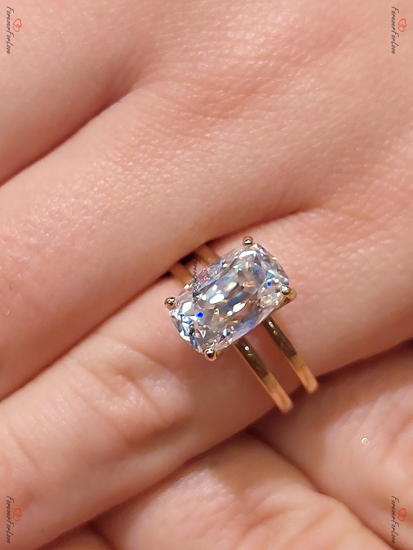 3 Karat Vintage Einzigartiger OMC Kissenschliff Moissanit Ring, Massiver Gold Ring mit Altschliff, Versteckter Halo Solitär Verlobungsring, Geburtstagsgeschenk für Ehefrau. Cushion cut Moissanite engagement ring in 935 Argentium Silber — custom handcrafted by Forever For Love