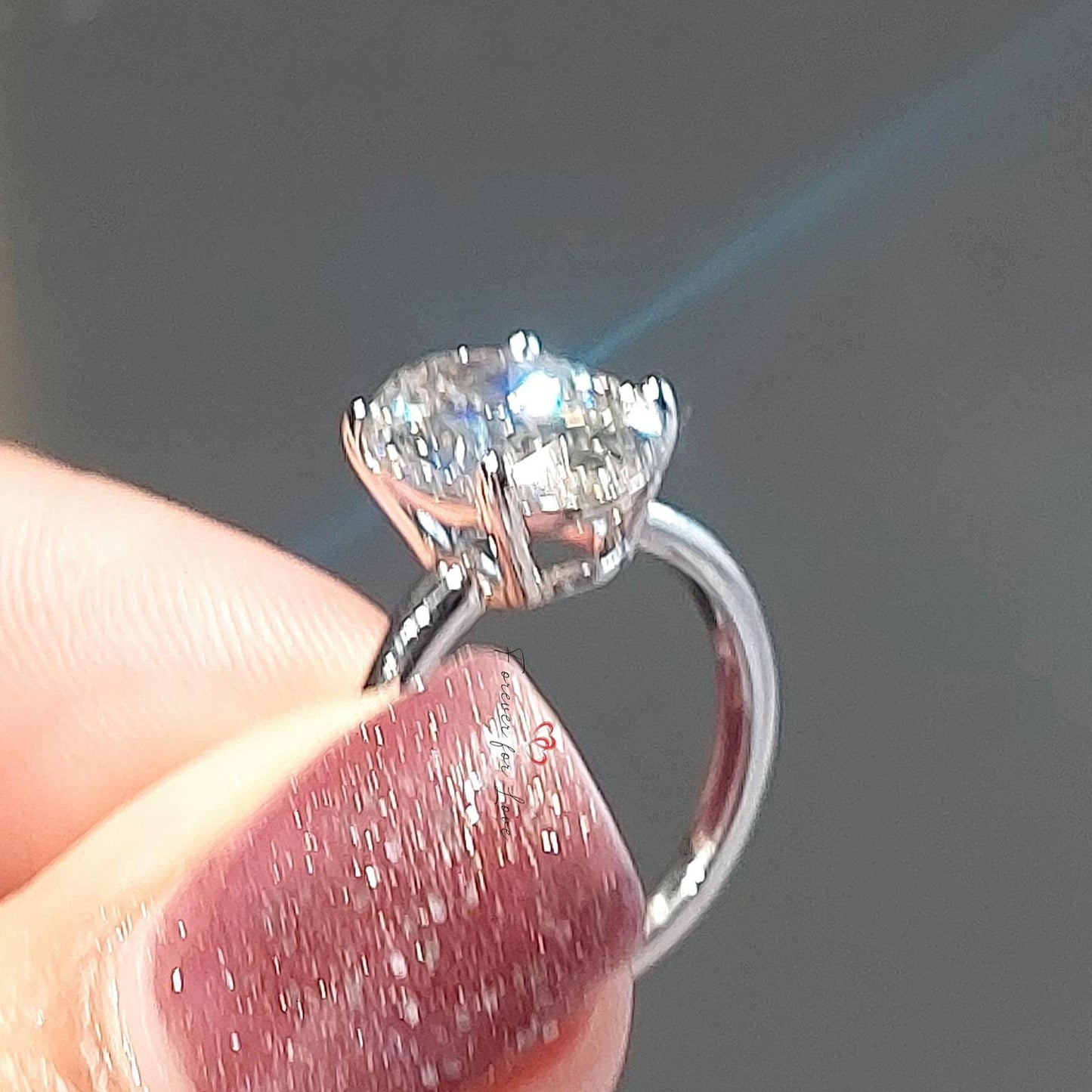 Bague de fiançailles en diamant de laboratoire ovale de 2,5 carats certifié IGI Oval cut 1Ct Moissanite taille brillant engagement ring in Gold or Platinum — custom handcrafted by Forever For Love