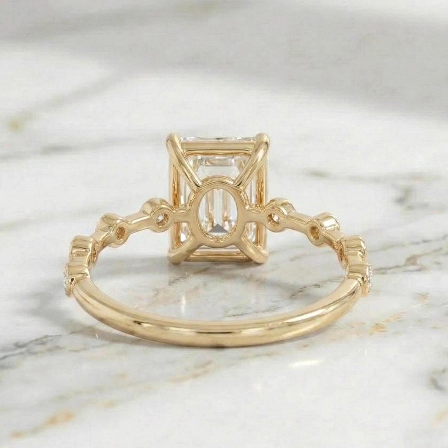Bague de fiançailles en diamant de laboratoire avec émeraude certifiée IGI de 3 carats Emerald cut 1Ct Moissanite taille brillant engagement ring in Gold or Platinum — custom handcrafted by Forever For Love