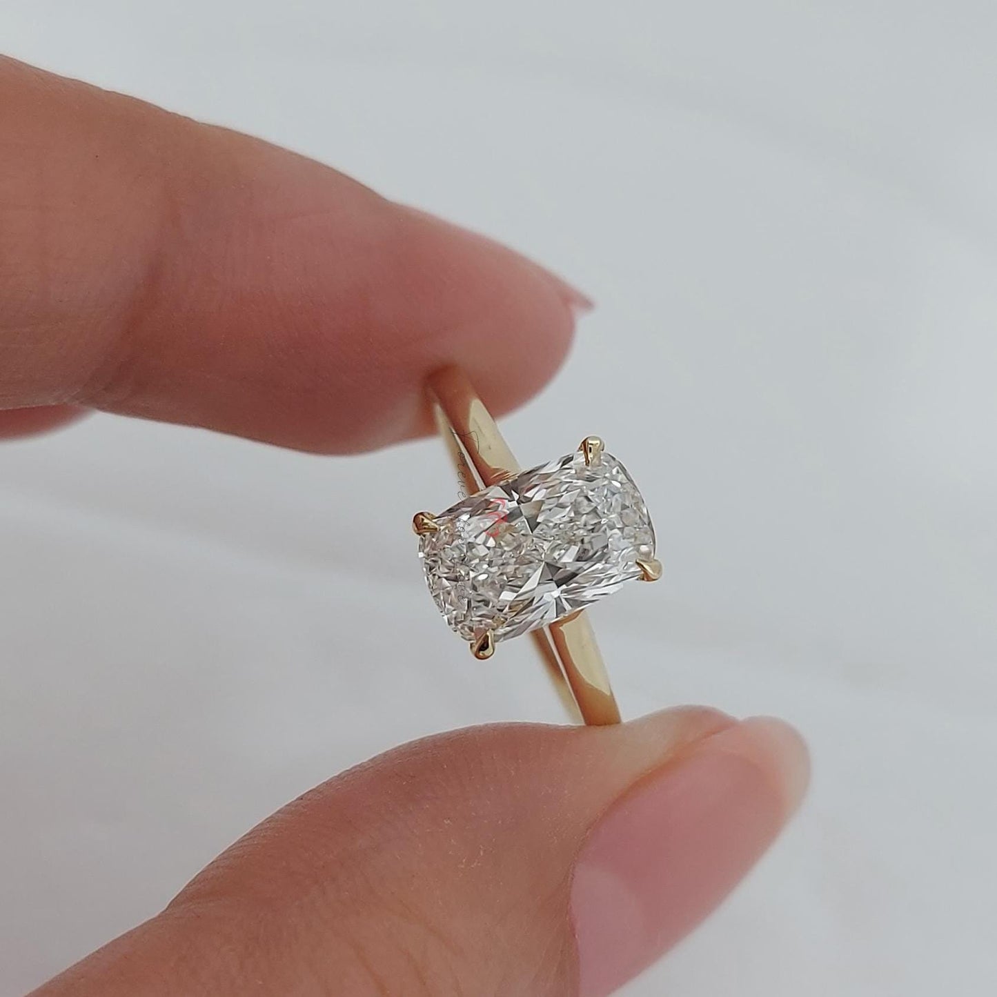 Bague de fiançailles en diamant de laboratoire 2 carats taille coussin certifiée IGI Cushion cut 1Ct Moissanite taille brillant engagement ring in Gold or Platinum — custom handcrafted by Forever For Love