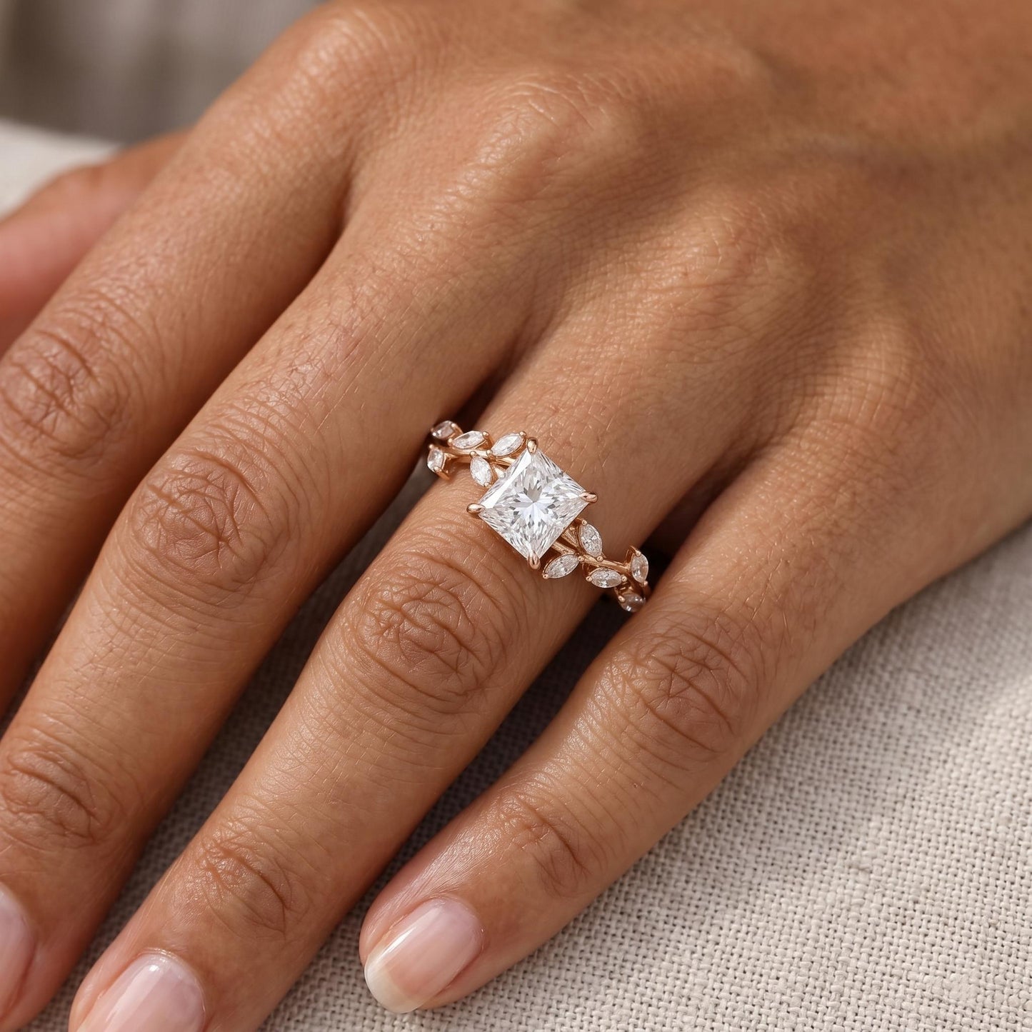 Prinzessinnenschliff Diamant Verlobungsring mit Naturmotiv E VVS2 IGI-zertifizierter Labor-Diamantring für sie Einzigartiges Jubiläumsgeschenk Princess cut Moissanite engagement ring in 935 Argentium Silber — custom handcrafted by Forever For Love