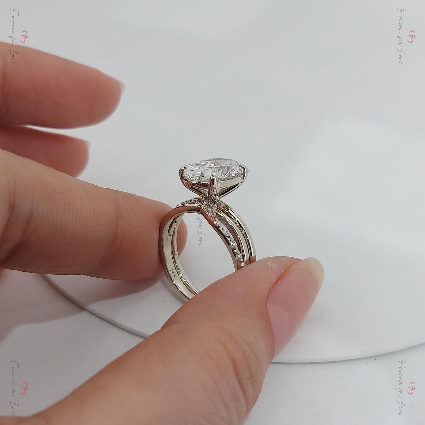 3 Karat ovaler Labor-Diamant mit verstecktem Halo-Band Oval cut Moissanite engagement ring in 935 Argentium Silber — custom handcrafted by Forever For Love