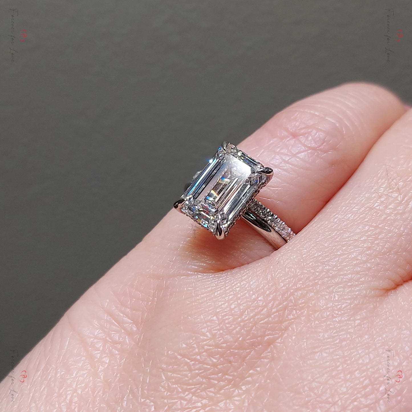 3 Karat Smaragd Labordiamant Solitärring Emerald cut Moissanite engagement ring in 935 Argentium Silber — custom handcrafted by Forever For Love