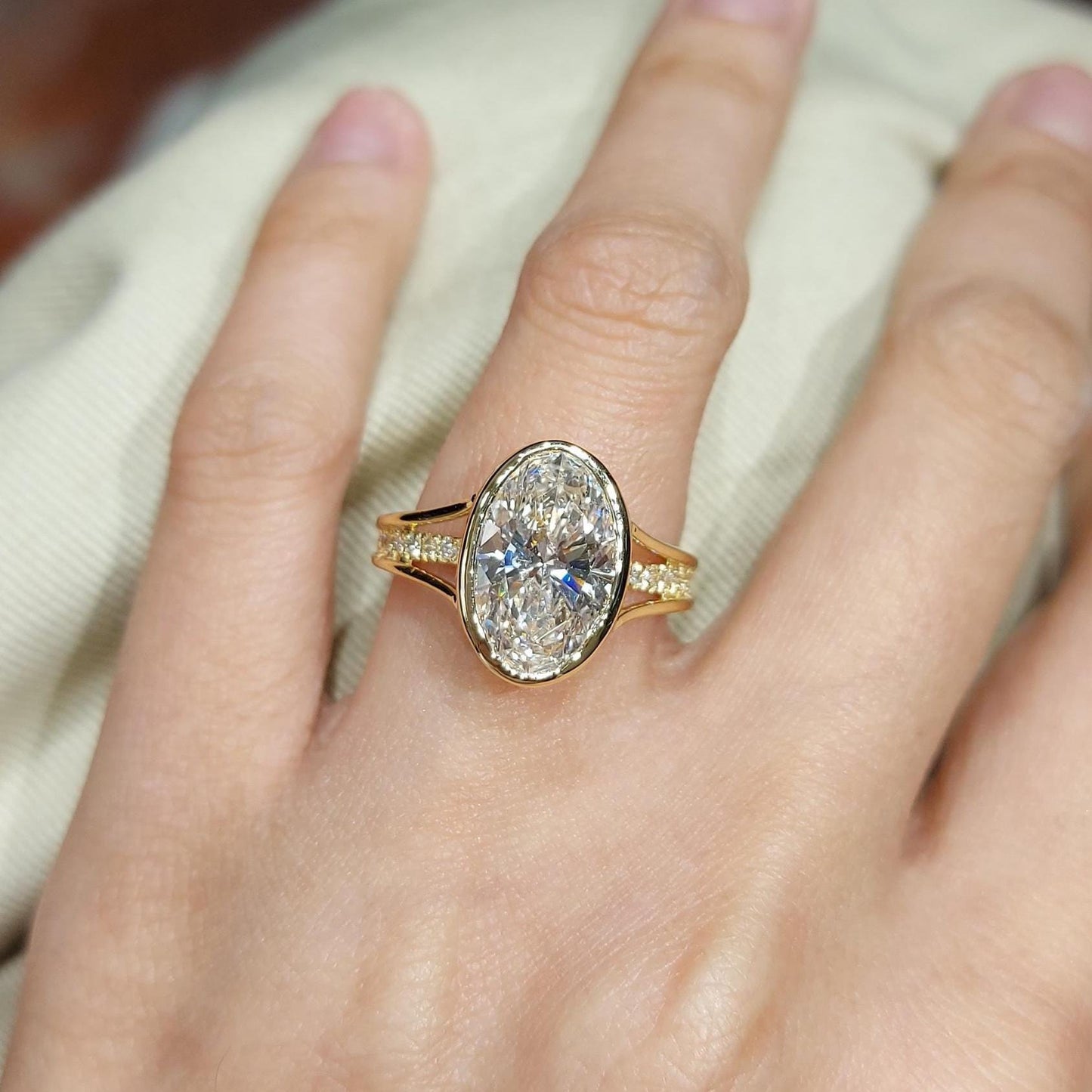 Solitaire ovale 4 carats en diamant de laboratoire sur anneau fendu 1Ct Moissanite taille brillant engagement ring in Gold or Platinum — custom handcrafted by Forever For Love